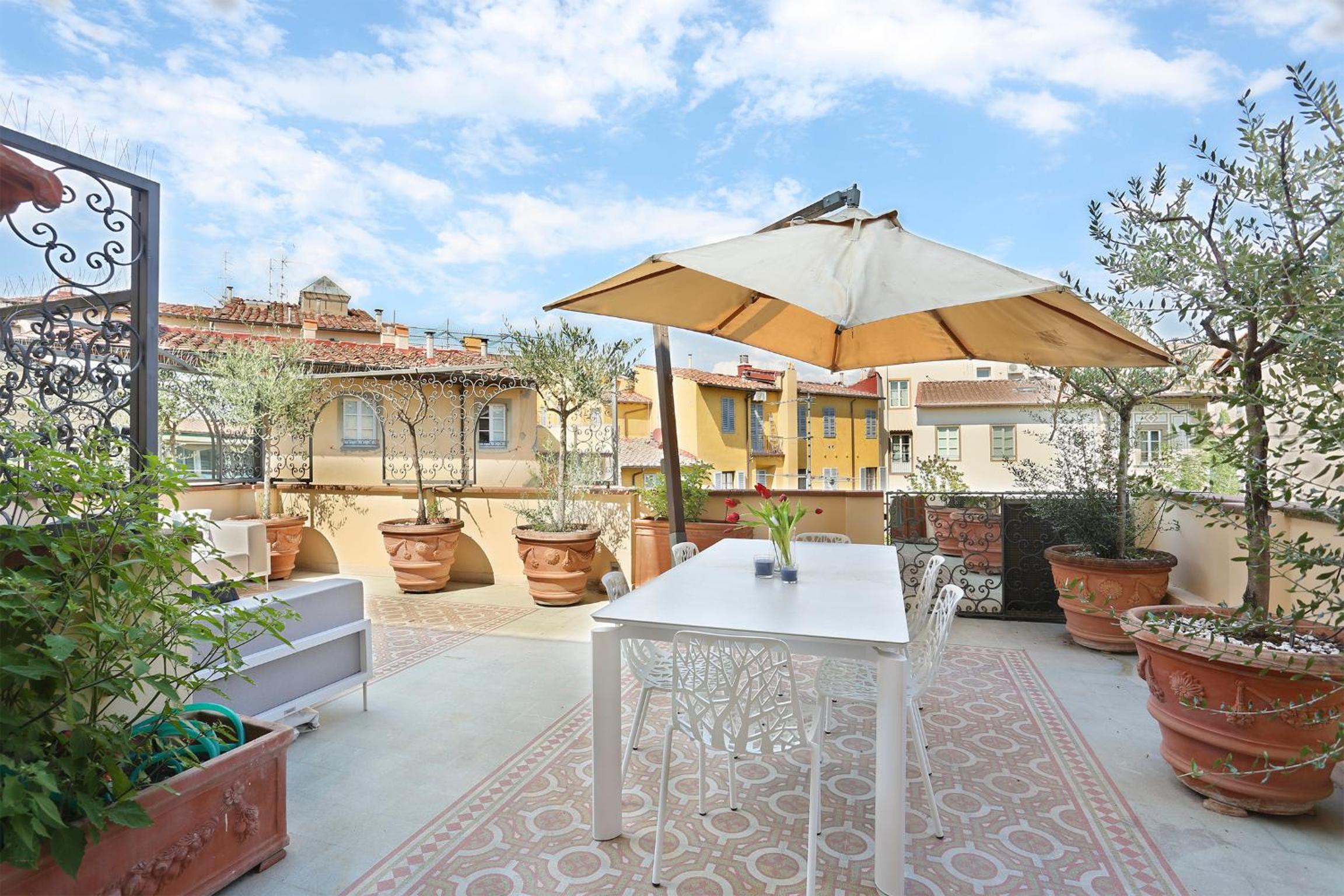 LUXURY suite with amazing Terrace in Florence-hosted by Sweetstay
