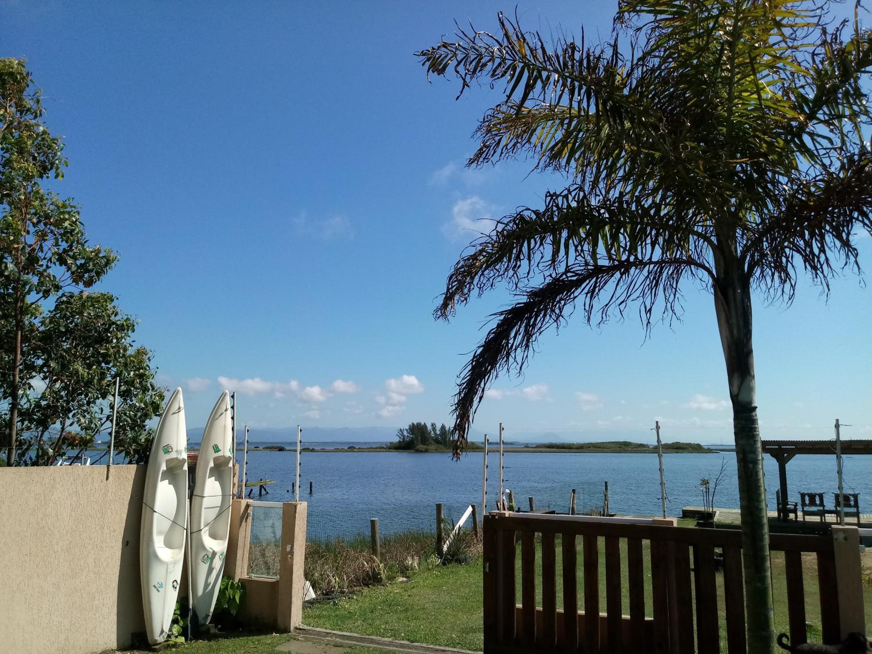Casa na beira da lagoa com piscina e rampa para embarcações