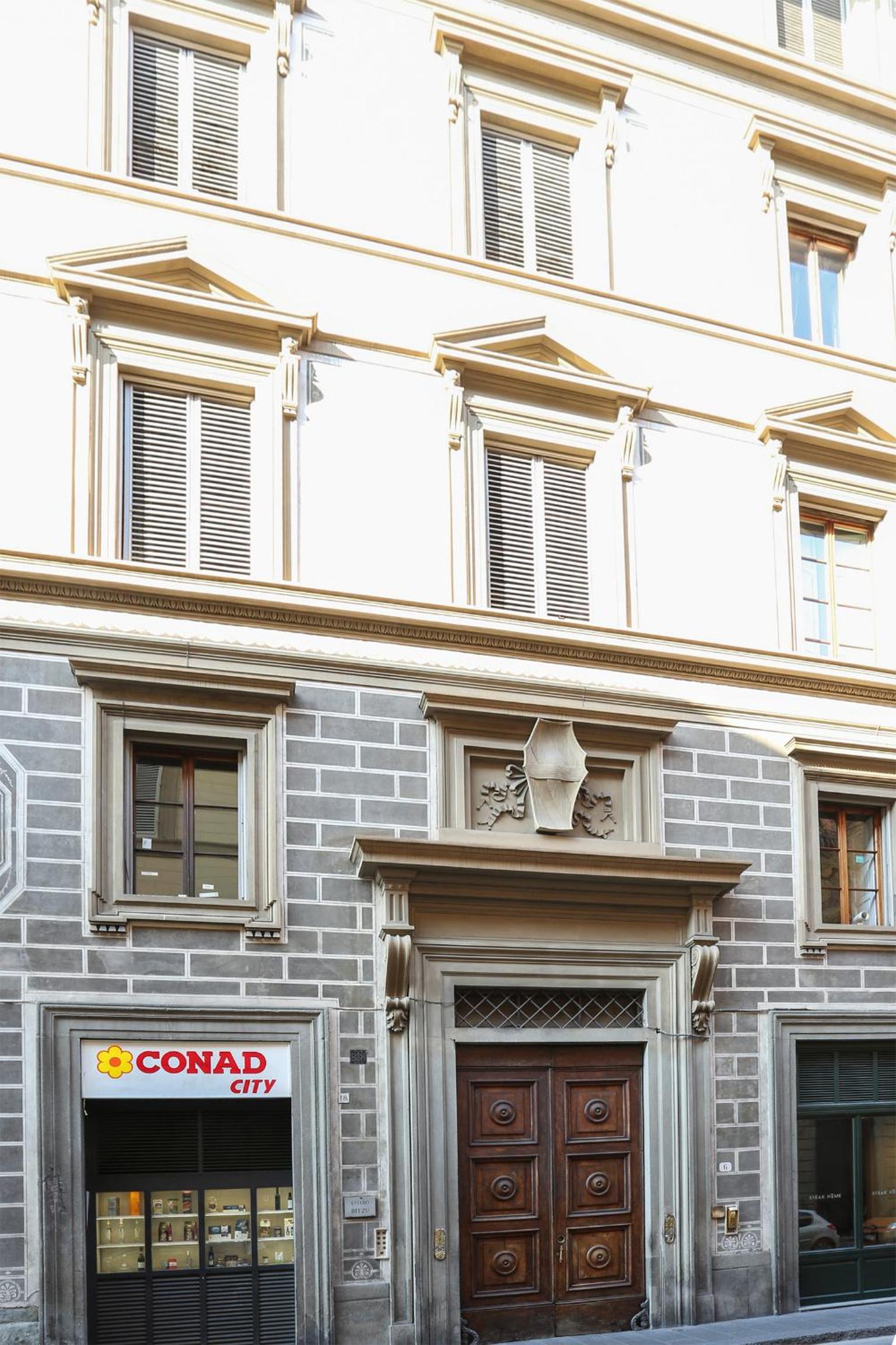 LUXURY suite with amazing Terrace in Florence-hosted by Sweetstay