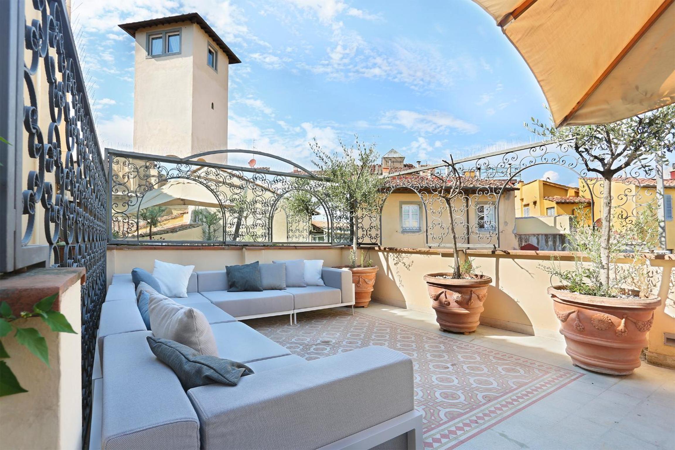 LUXURY suite with amazing Terrace in Florence-hosted by Sweetstay