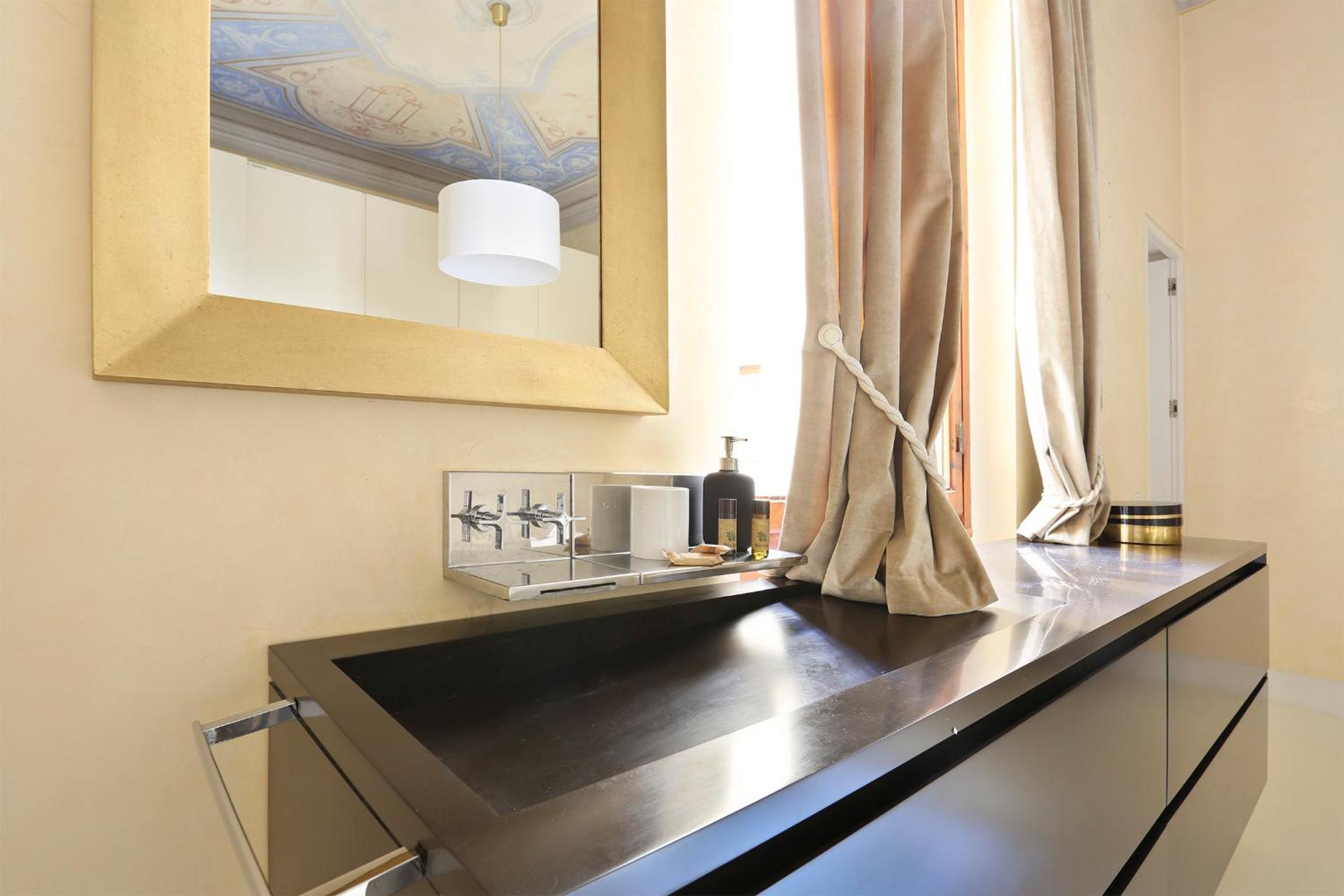LUXURY suite with amazing Terrace in Florence-hosted by Sweetstay