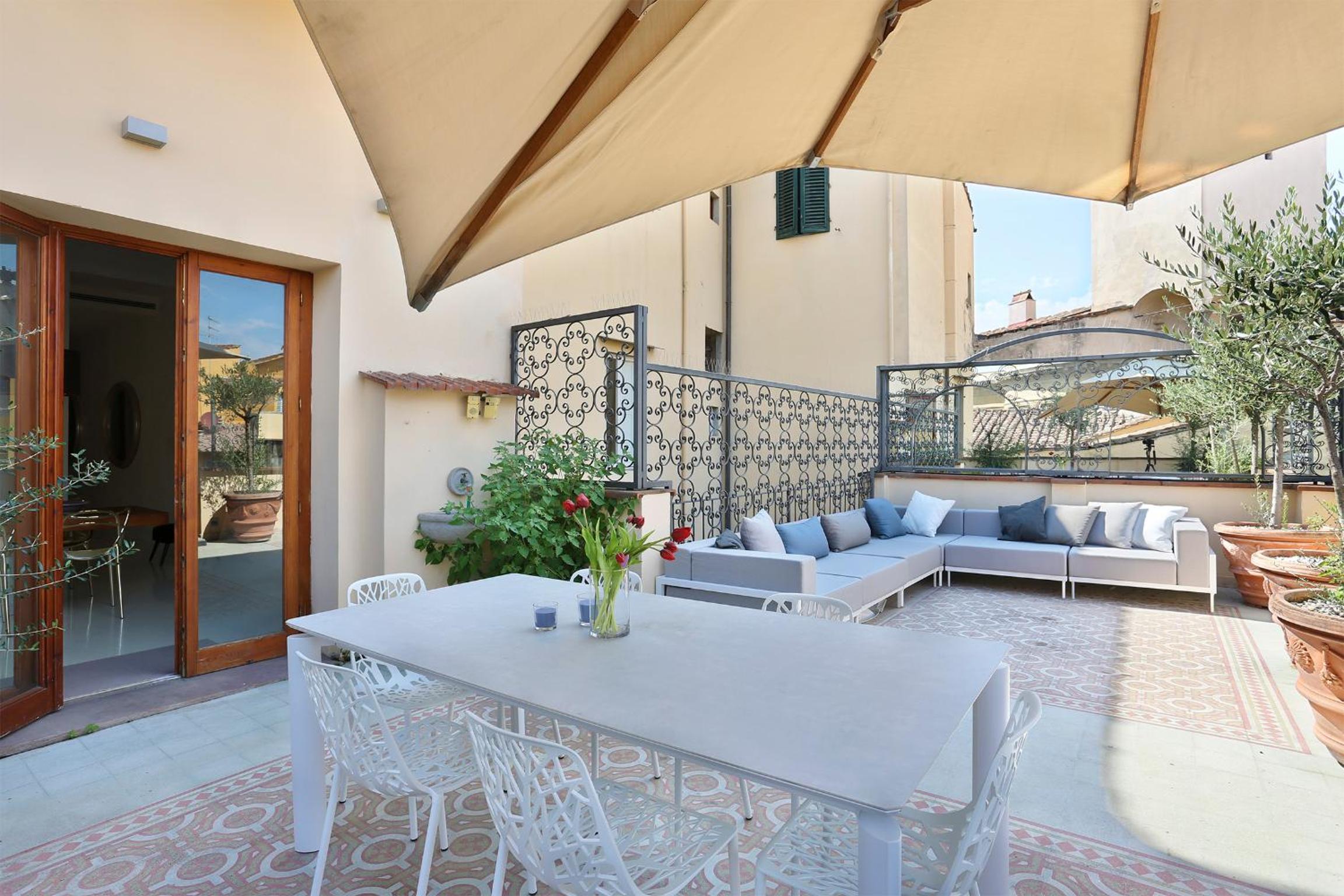 LUXURY suite with amazing Terrace in Florence-hosted by Sweetstay