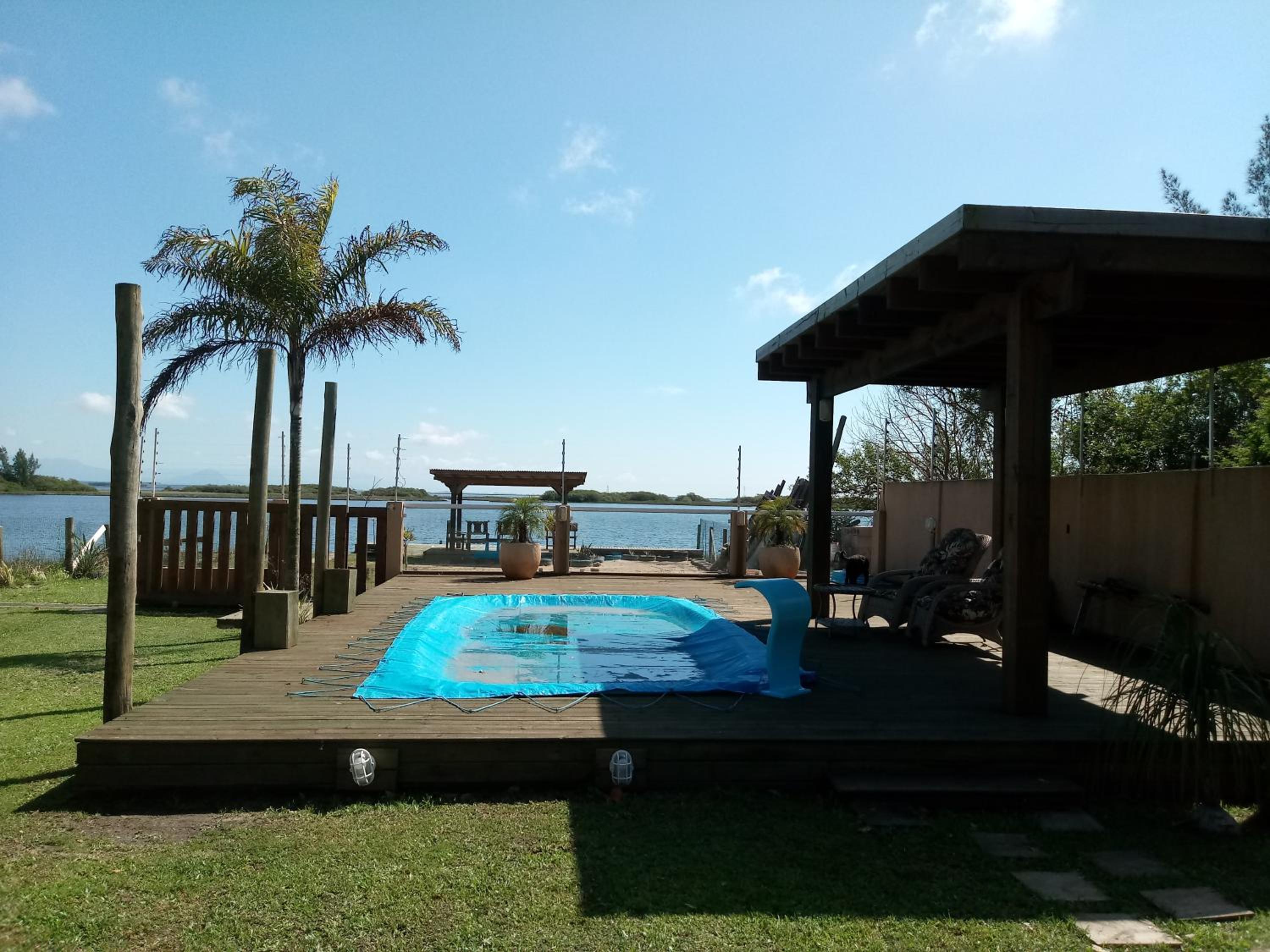Casa na beira da lagoa com piscina e rampa para embarcações