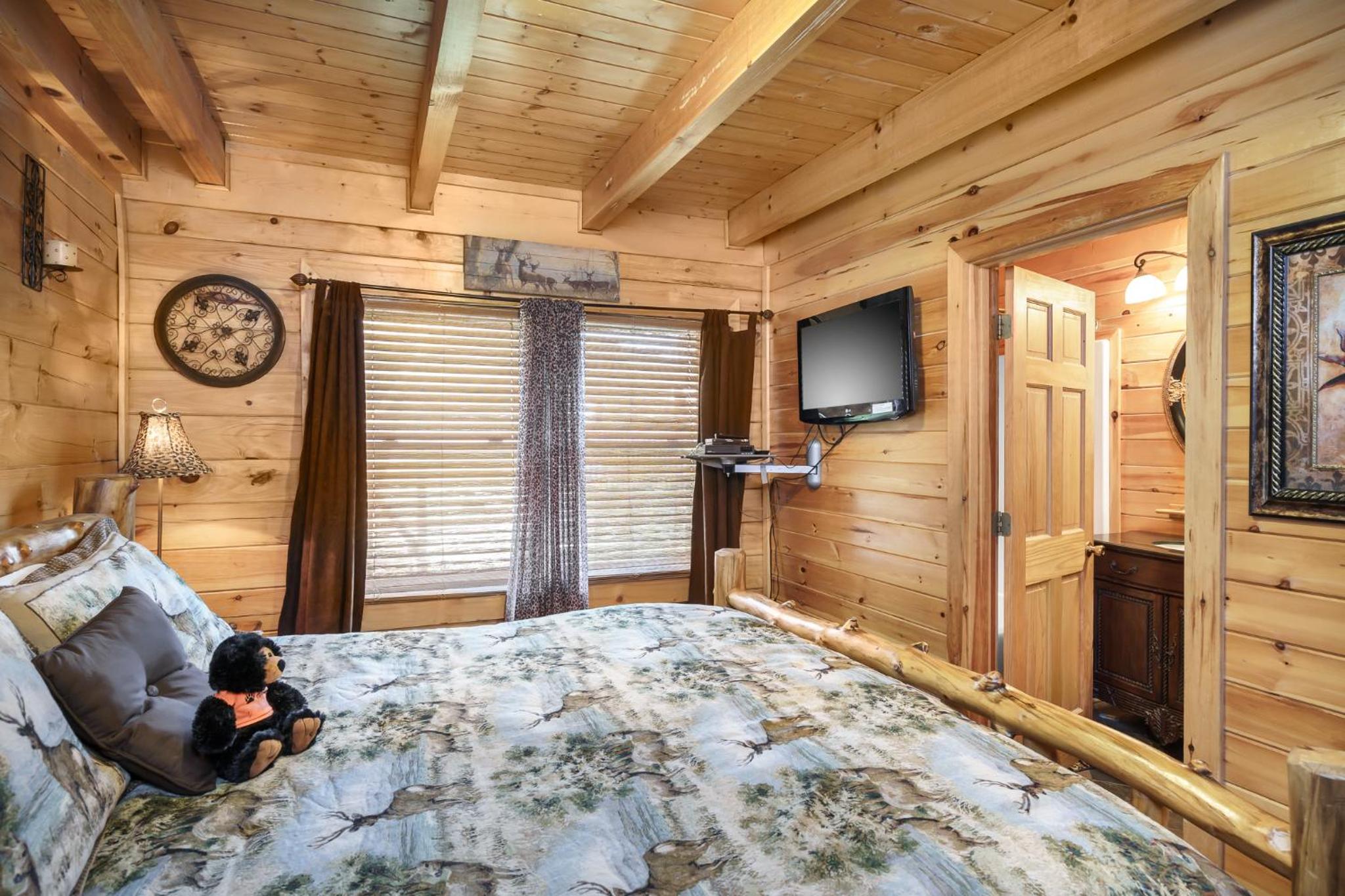 Deer Run, Free Attraction Tickets, Hot Tub, WIFI, Resort Playground, Near Dollywood!!! view 3