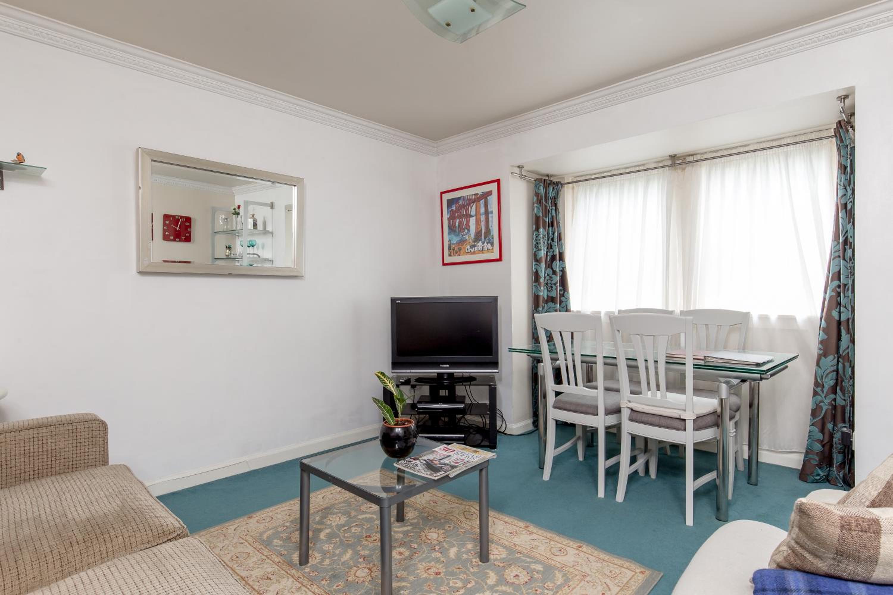 JOIVY Chic 2BR Apt at the Heart of The Royal Mile view 4