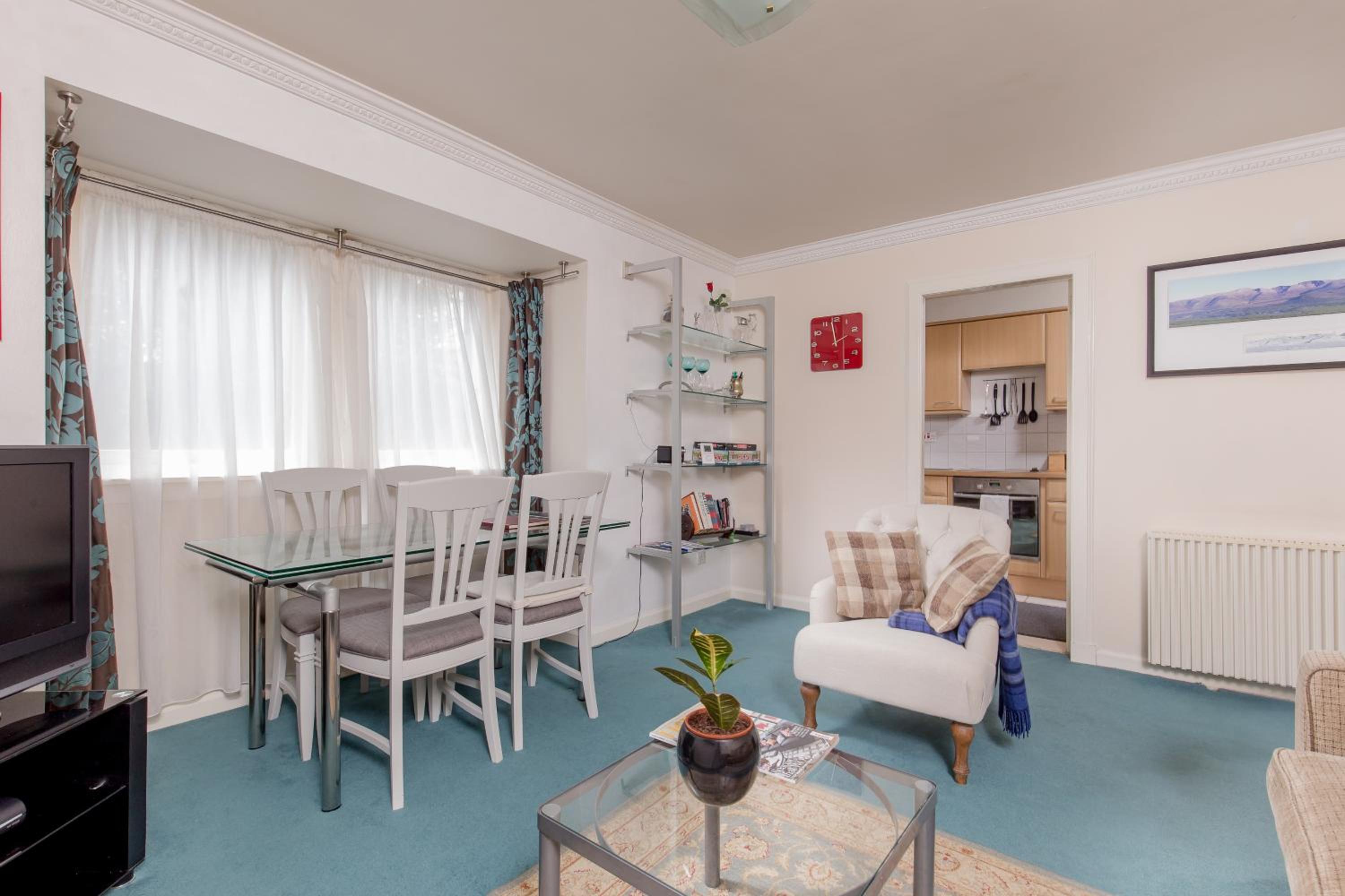 JOIVY Chic 2BR Apt at the Heart of The Royal Mile view 5