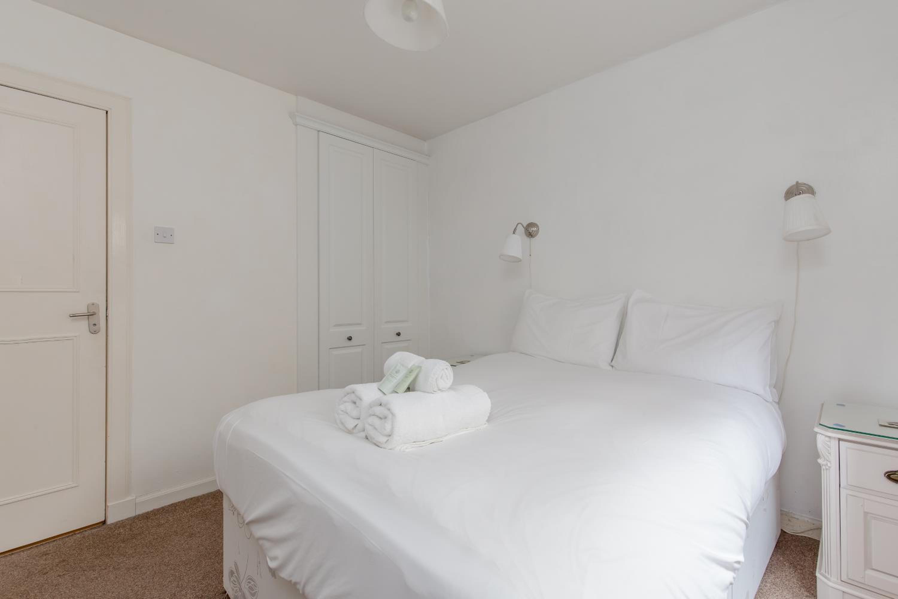 JOIVY Chic 2BR Apt at the Heart of The Royal Mile view 2