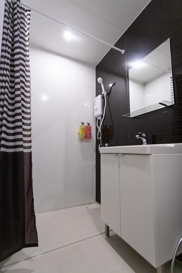 U2 Large 2 Bedrooms 100m to BTS station