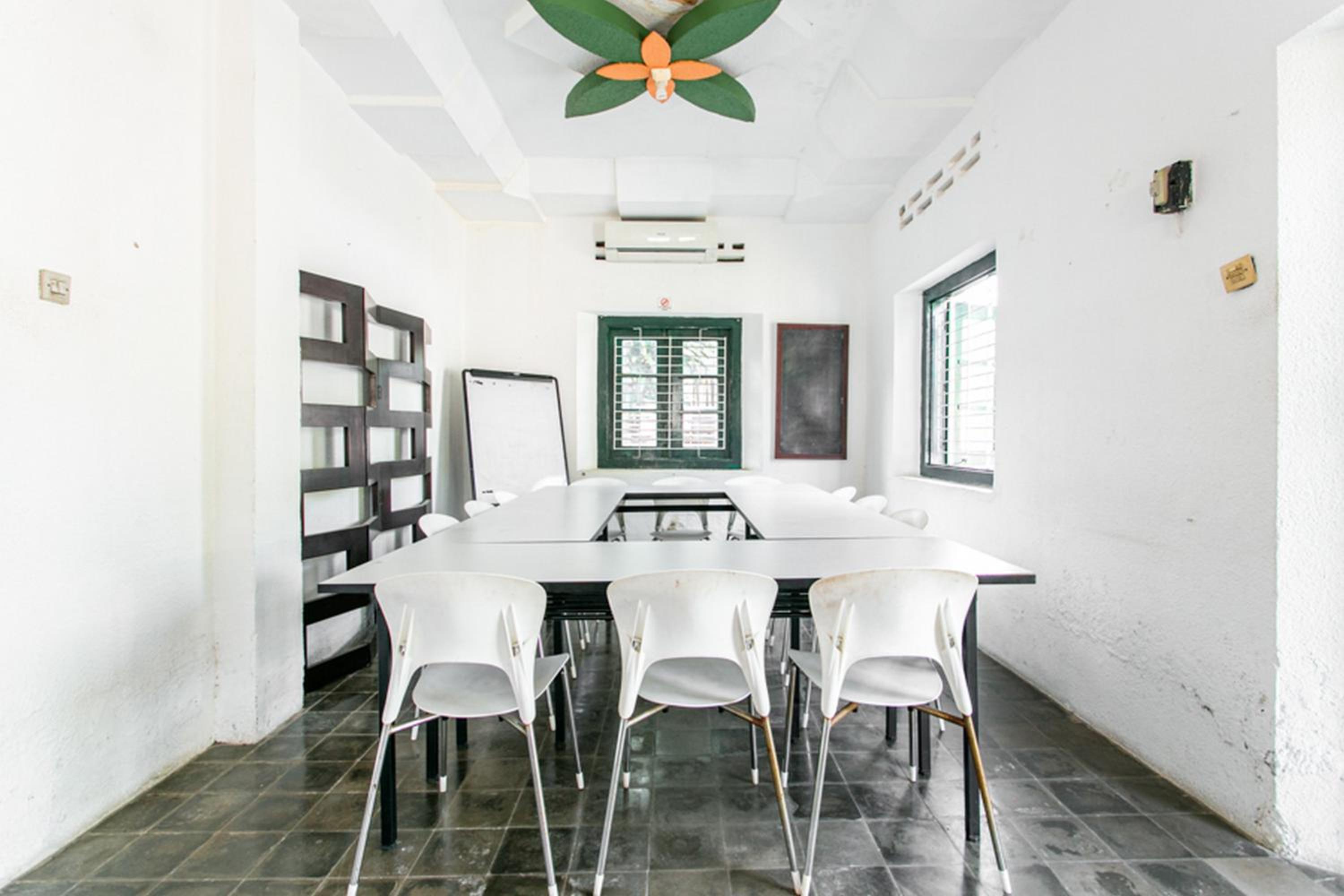RedDoorz Plus near Taman Sari 2 view 5