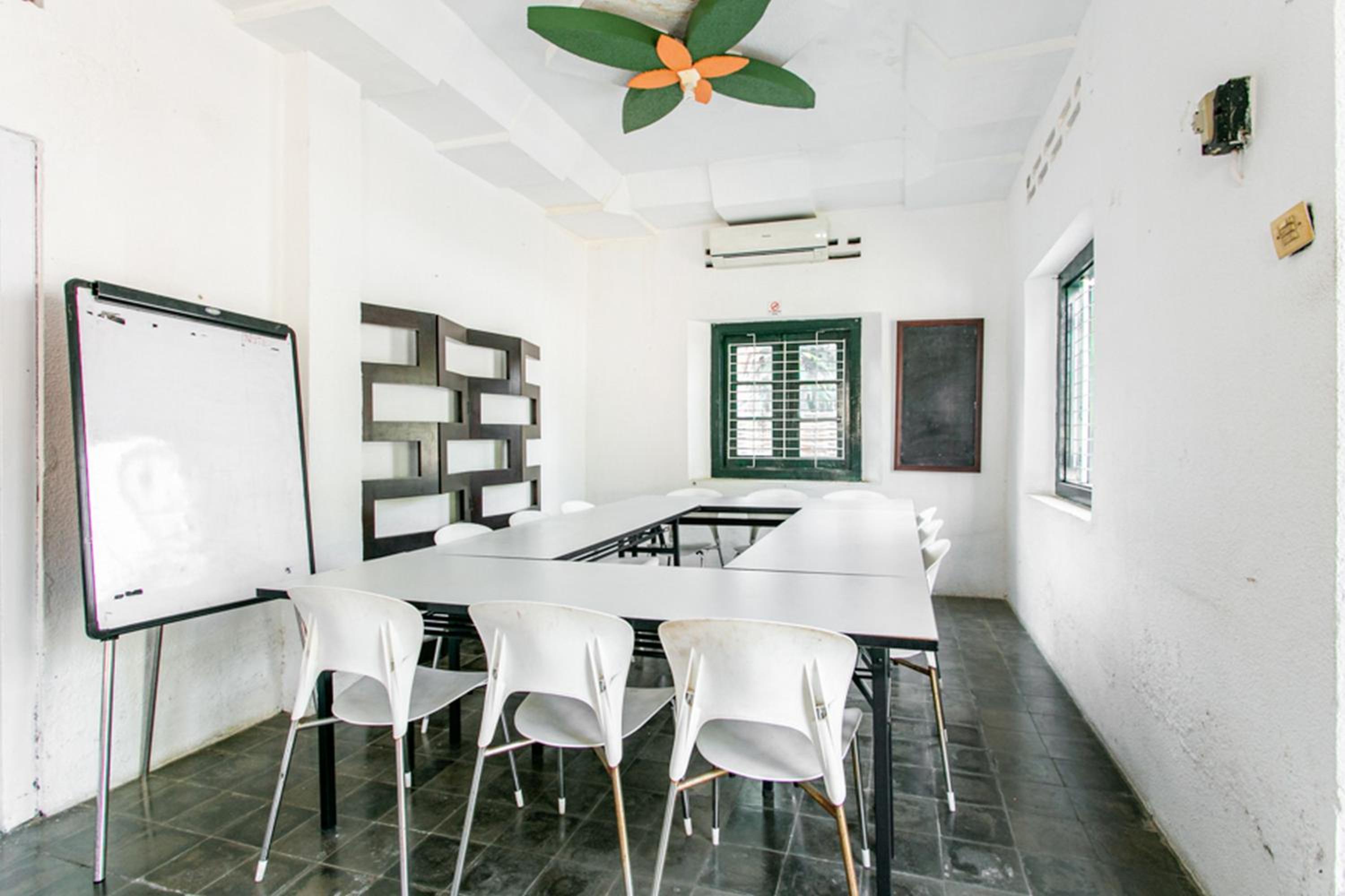 RedDoorz Plus near Taman Sari 2 view 4