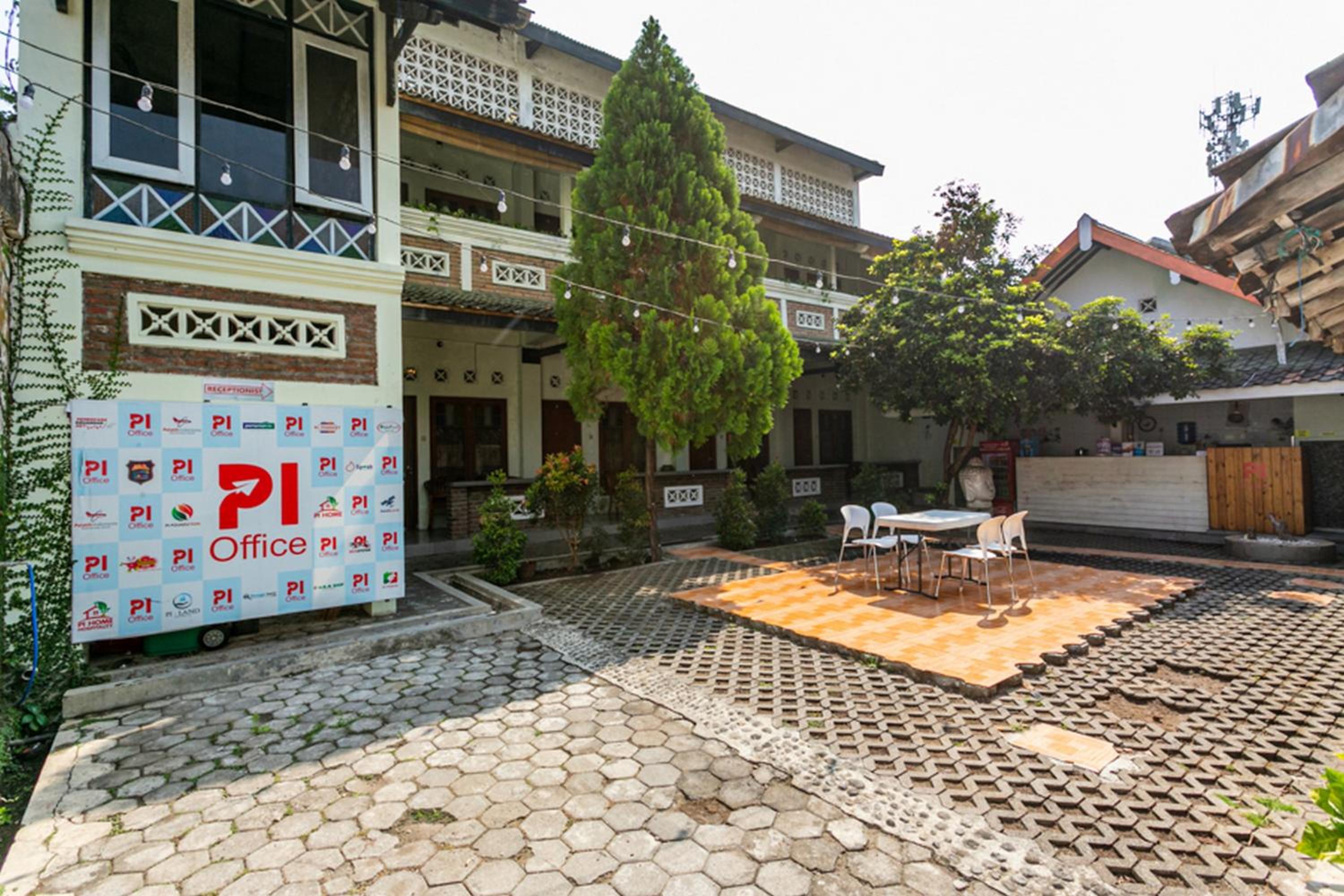RedDoorz Plus near Taman Sari 2 view 3