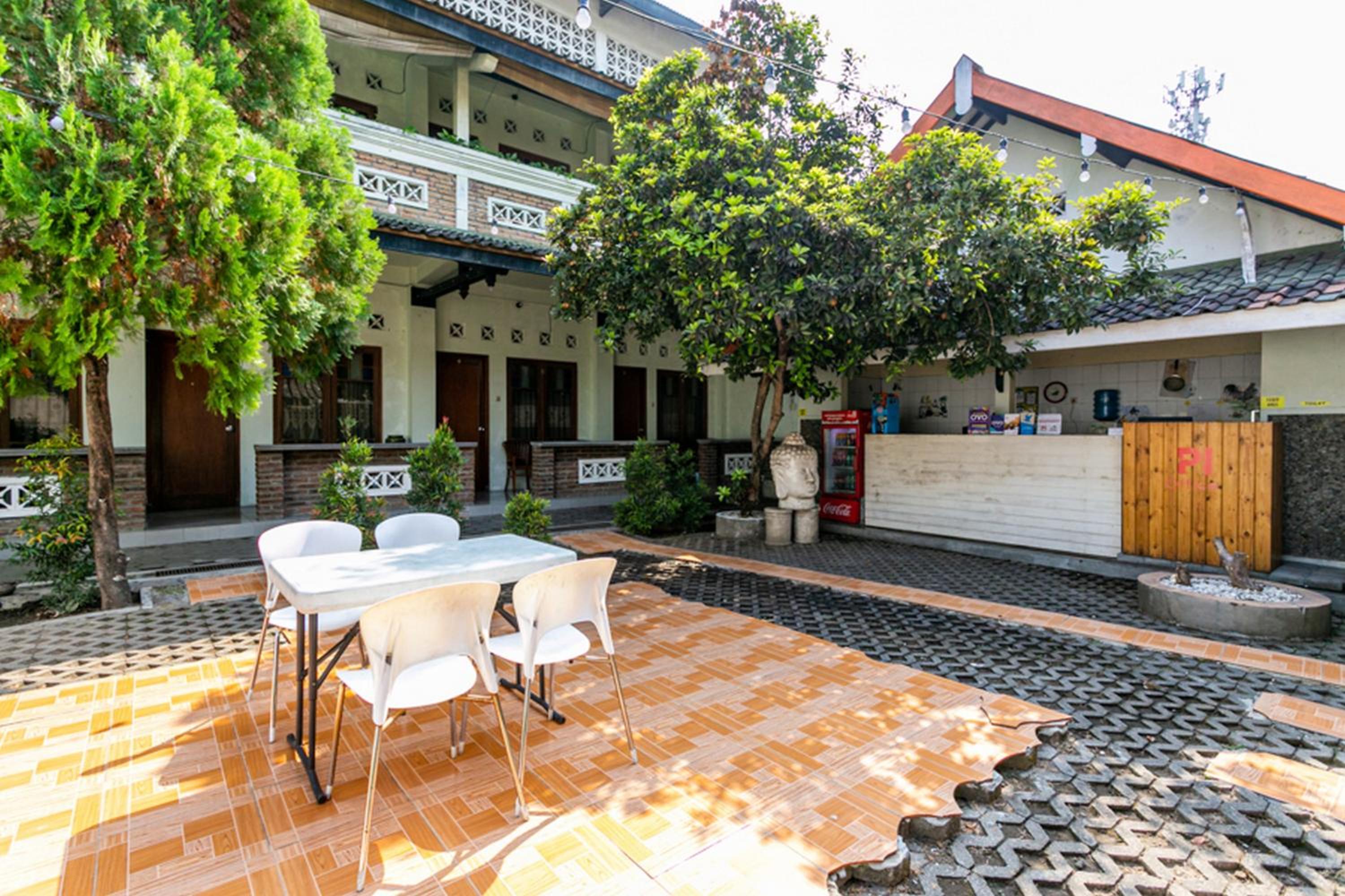 RedDoorz Plus near Taman Sari 2 view 2