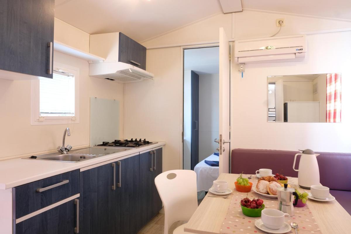 Happy Camp mobile homes in Karda Beach Camping