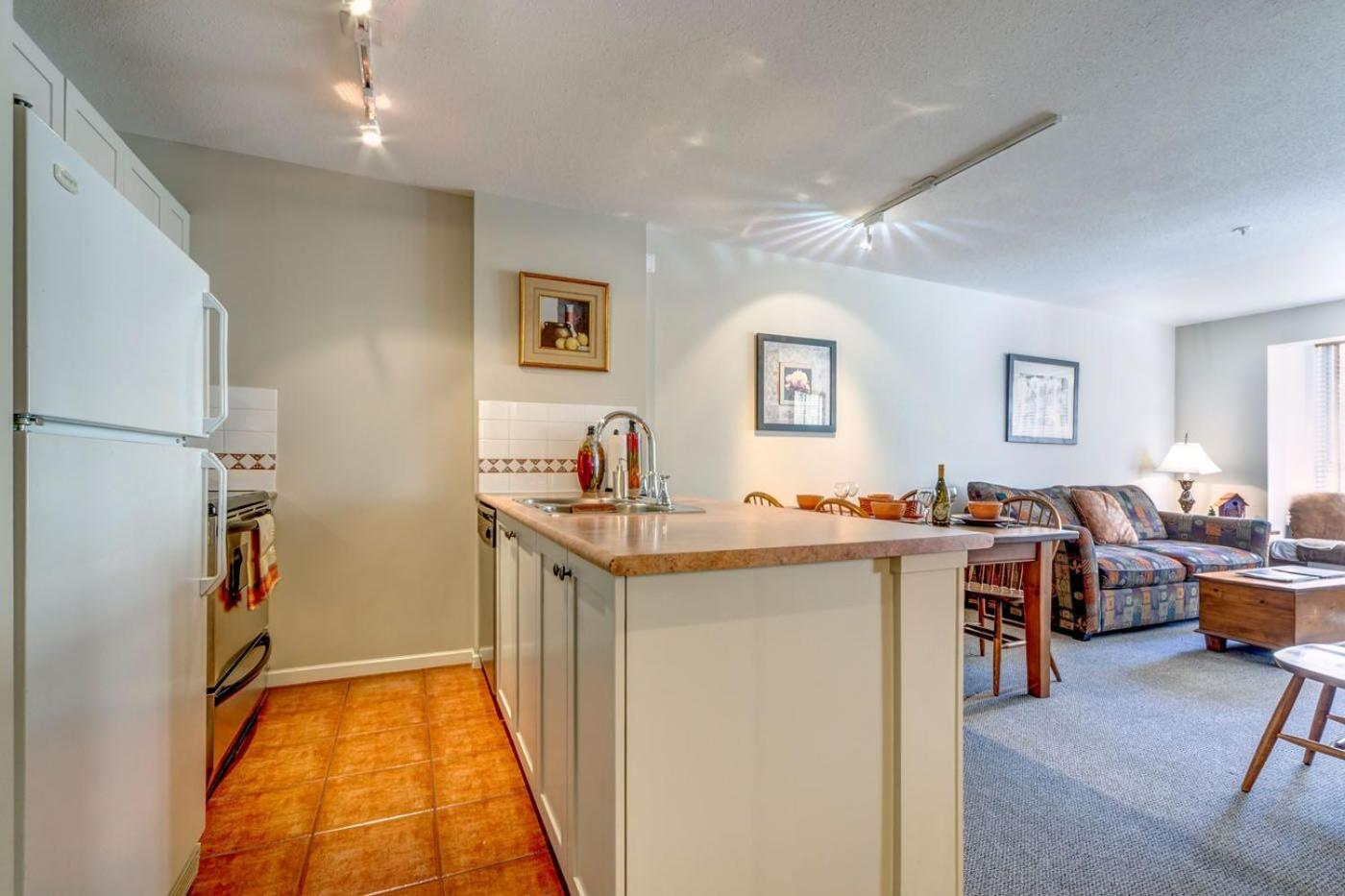 Town Plaza Suites by Golden Dreams - Image 5