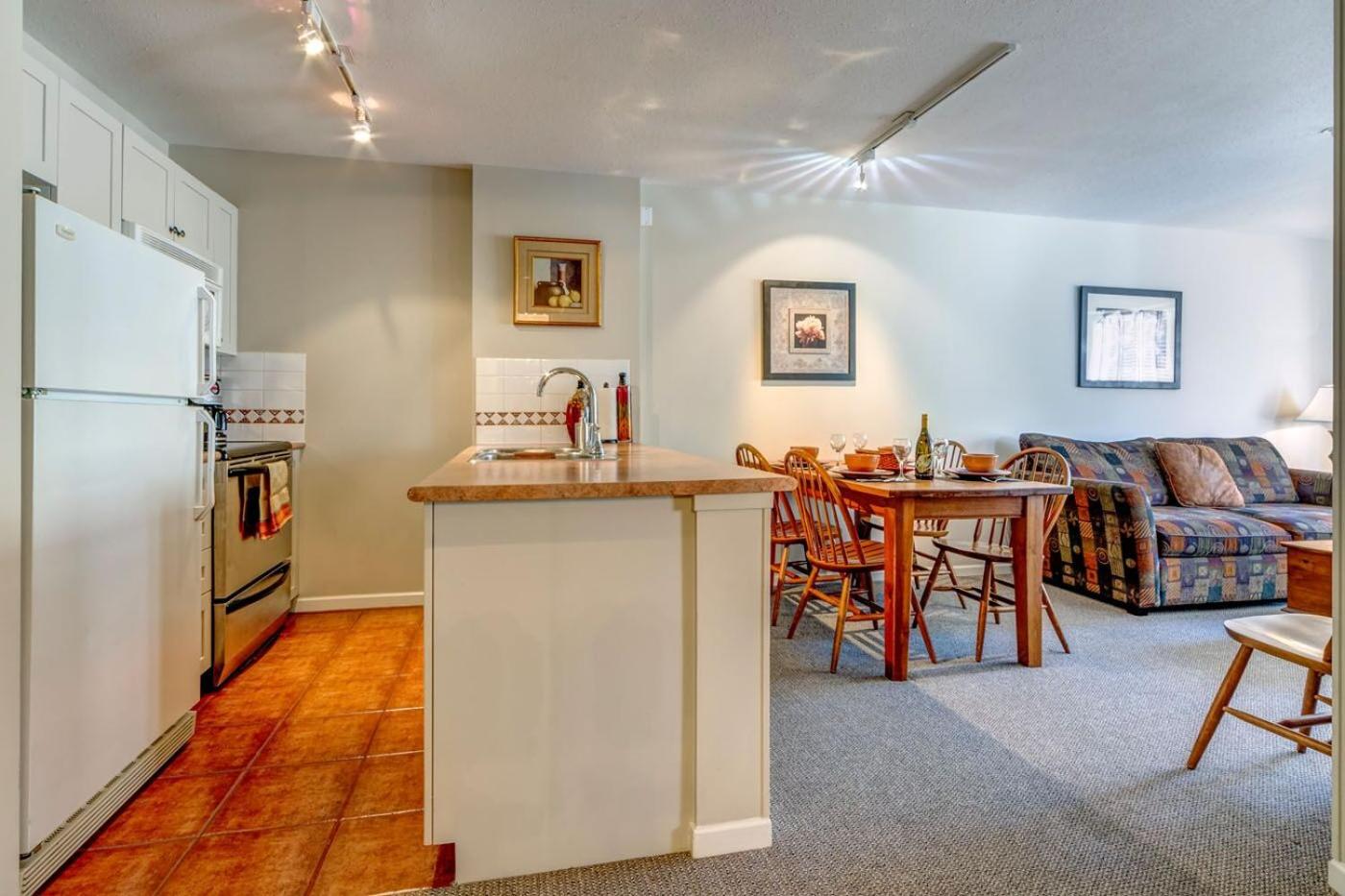 Town Plaza Suites by Golden Dreams - Image 4