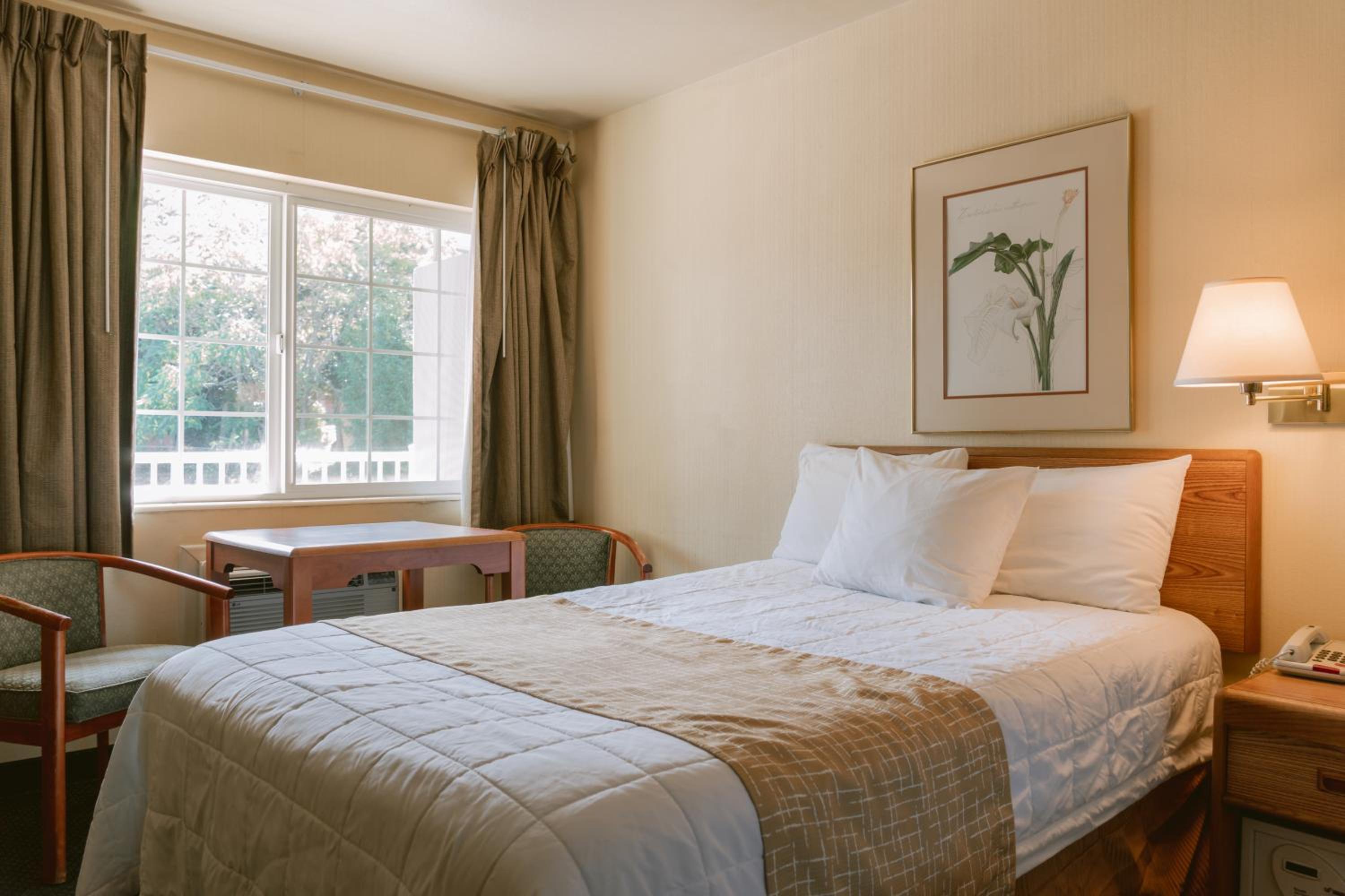 Roseburg Vacations - Riverfront Inn Roseburg - Property Image 1