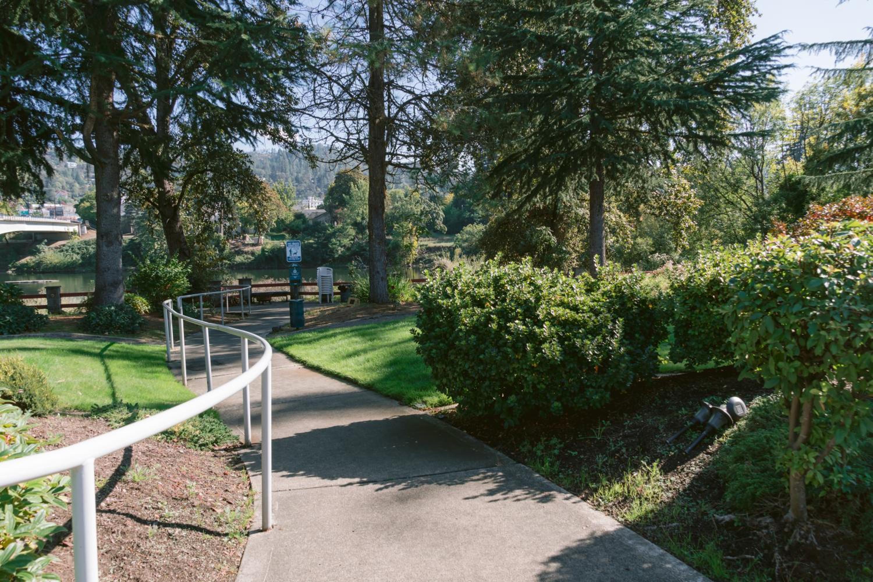 Roseburg Vacations - Riverfront Inn Roseburg - Property Image 7