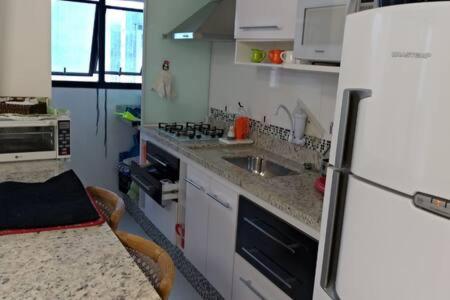 Apartamento dois dormitórios Praia das Pitangueiras