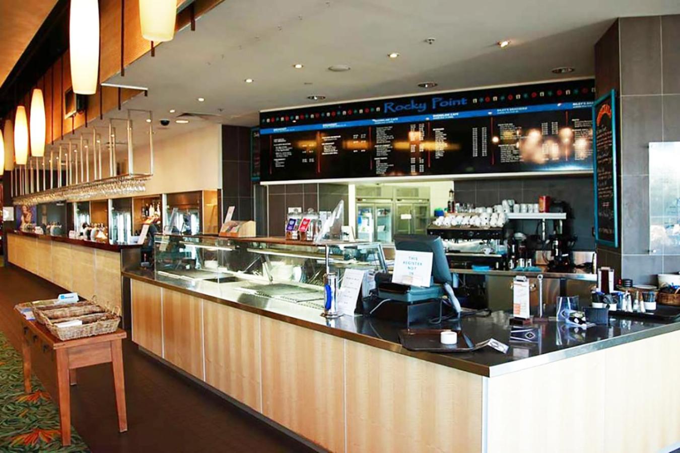 BASE Holidays - Ettalong Beach Premium Apartments