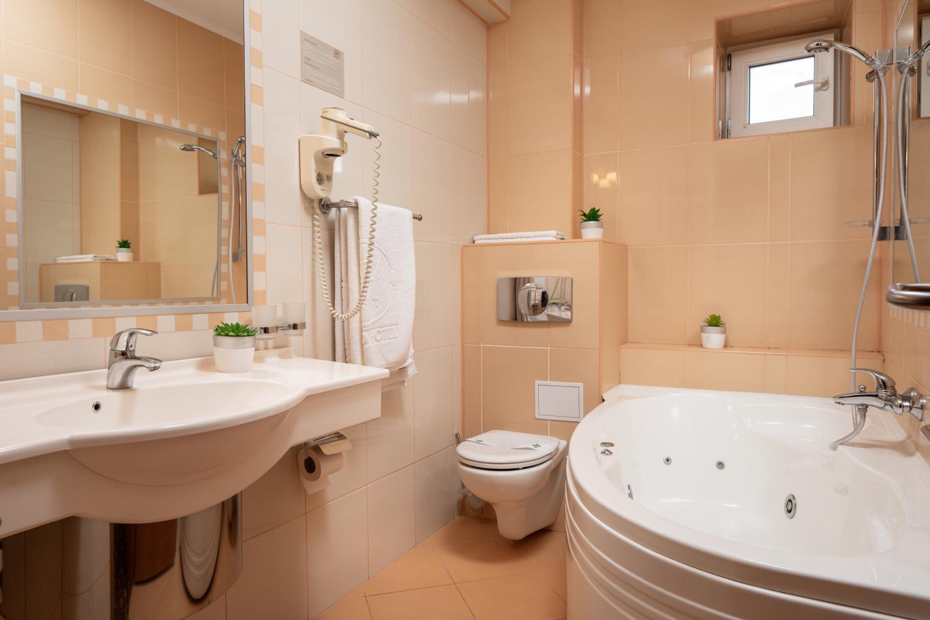 Grand Hotel Braşov, hotel con piscina en Rumanía