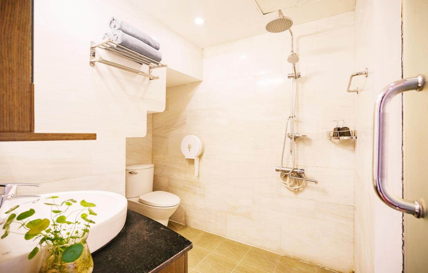 Entire French house with 4 bedrooms in Hanoi downtown