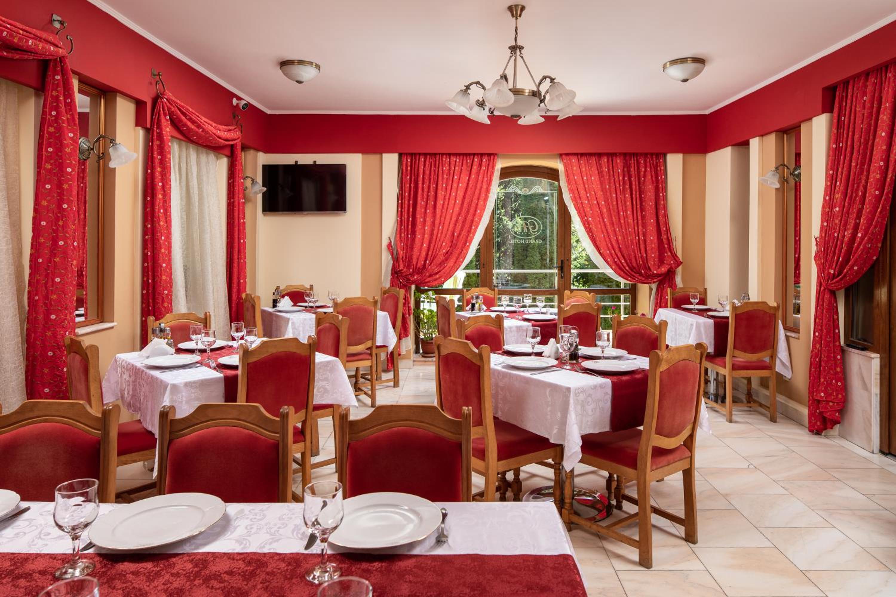 Grand Hotel Braşov, hotel con piscina en Rumanía