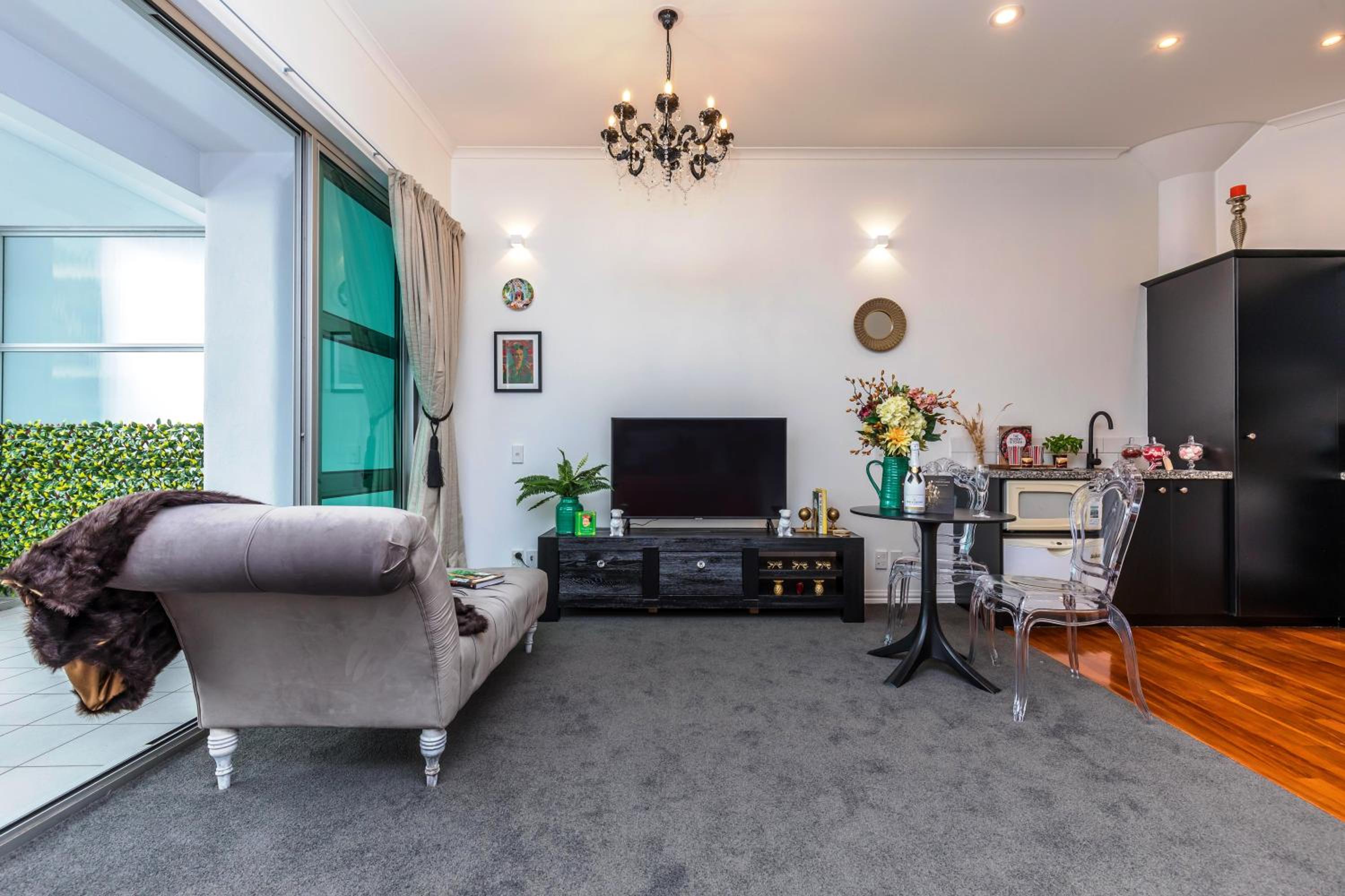 *Vibrant Viaduct Harbour Apartment with Balcony & Best Location* Auckland view 5