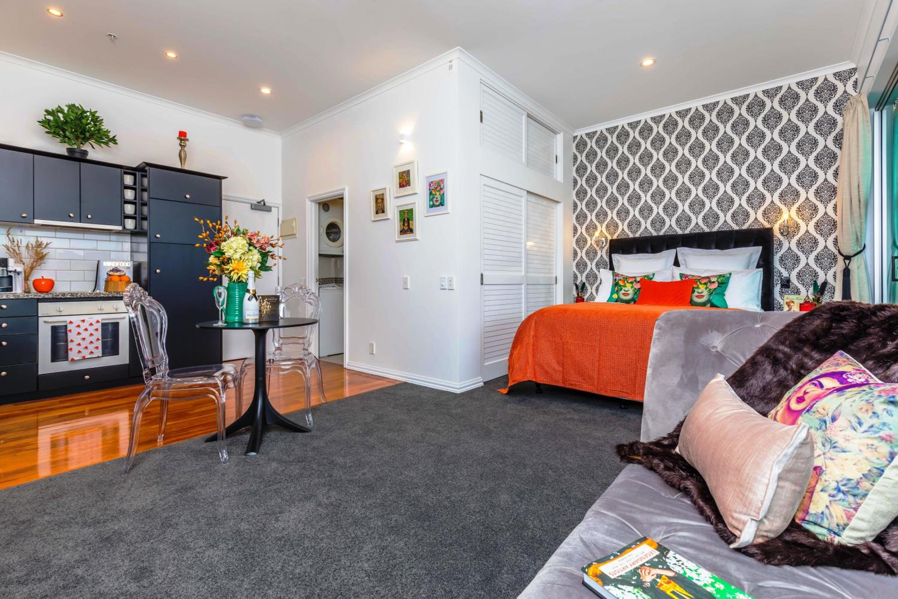 *Vibrant Viaduct Harbour Apartment with Balcony & Best Location* Auckland view 2