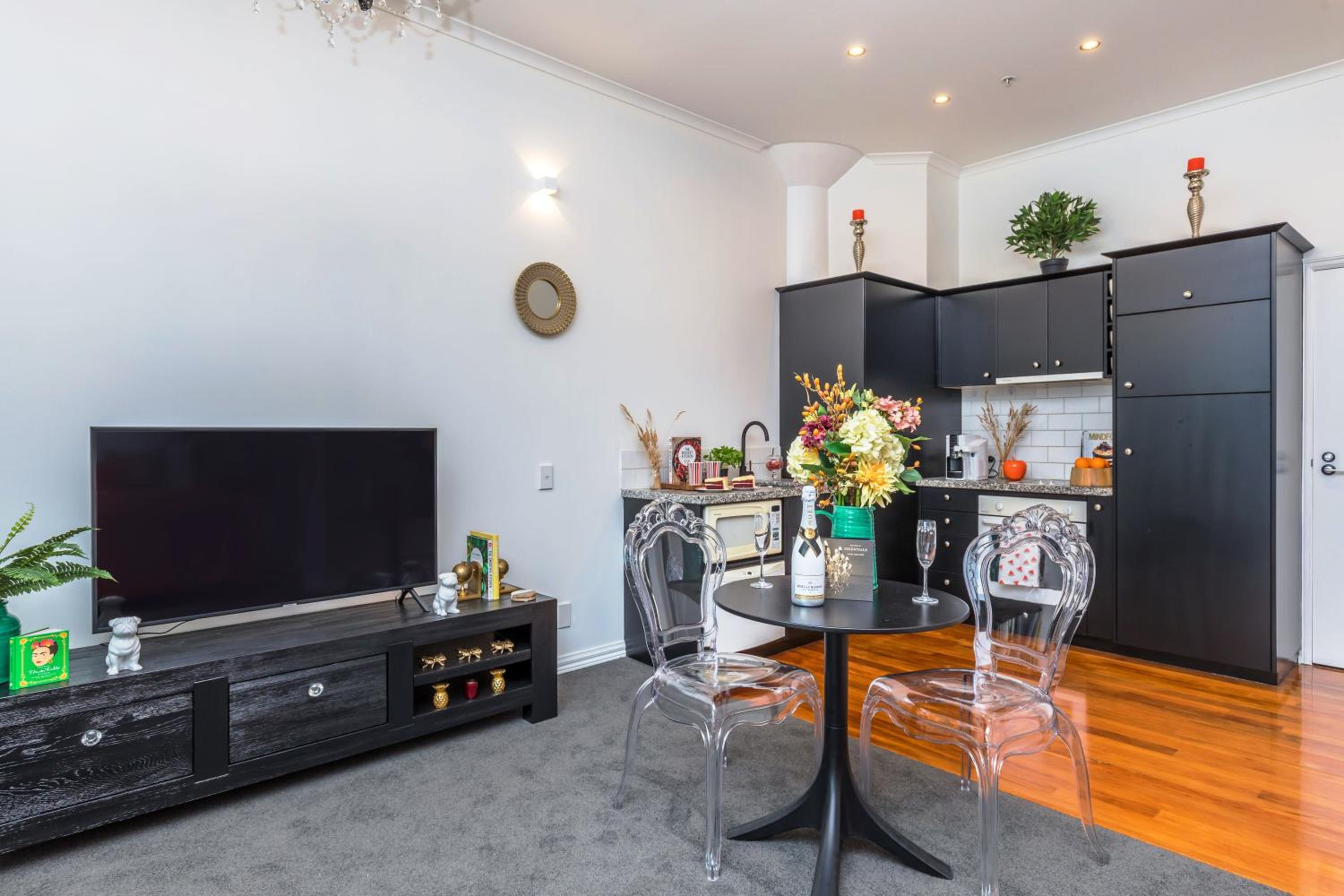 *Vibrant Viaduct Harbour Apartment with Balcony & Best Location* Auckland view 3