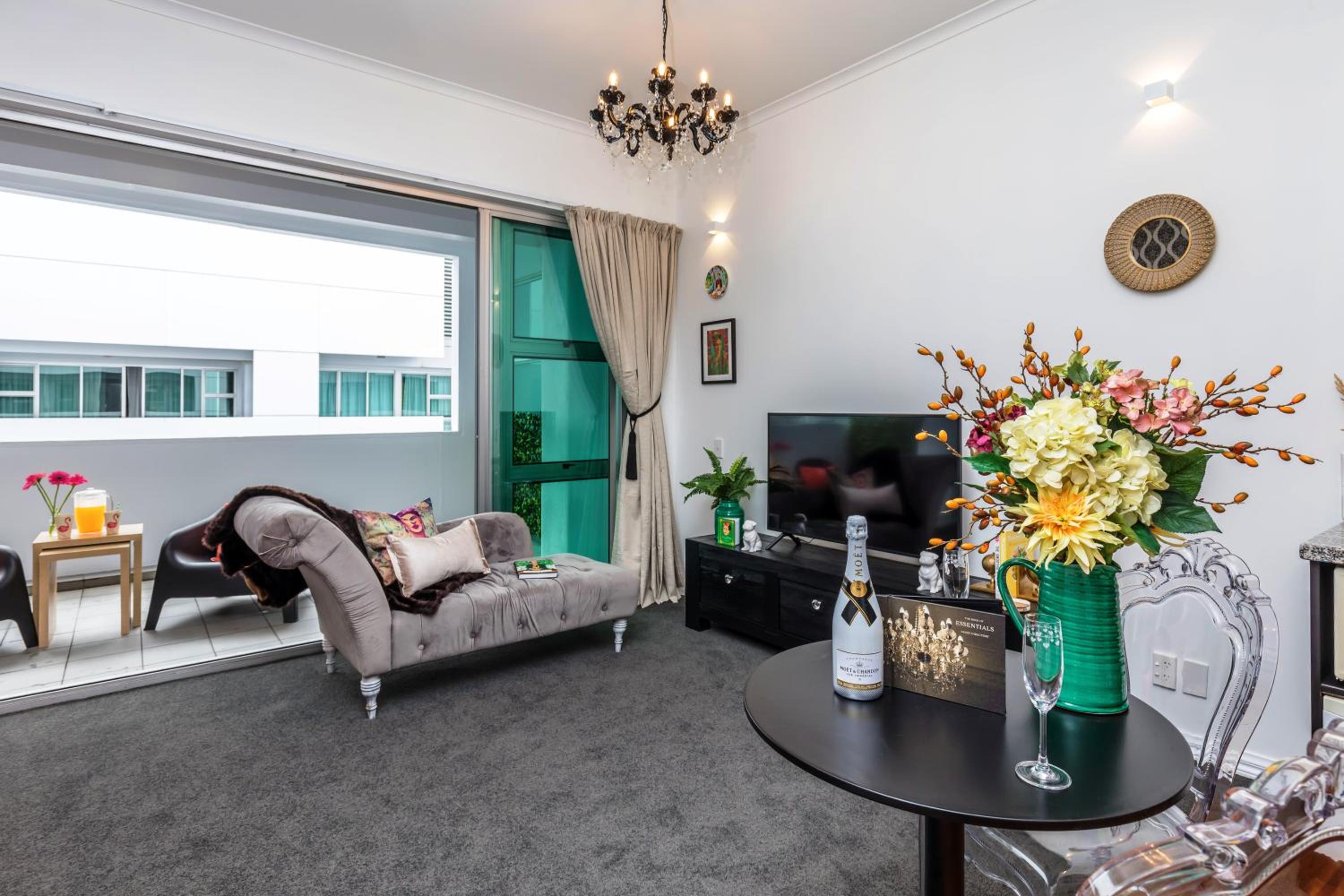 *Vibrant Viaduct Harbour Apartment with Balcony & Best Location* Auckland view 4