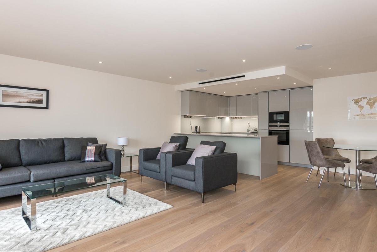 LUXURY 2Bed & 2Bath Apartment Next to London Museum view 4