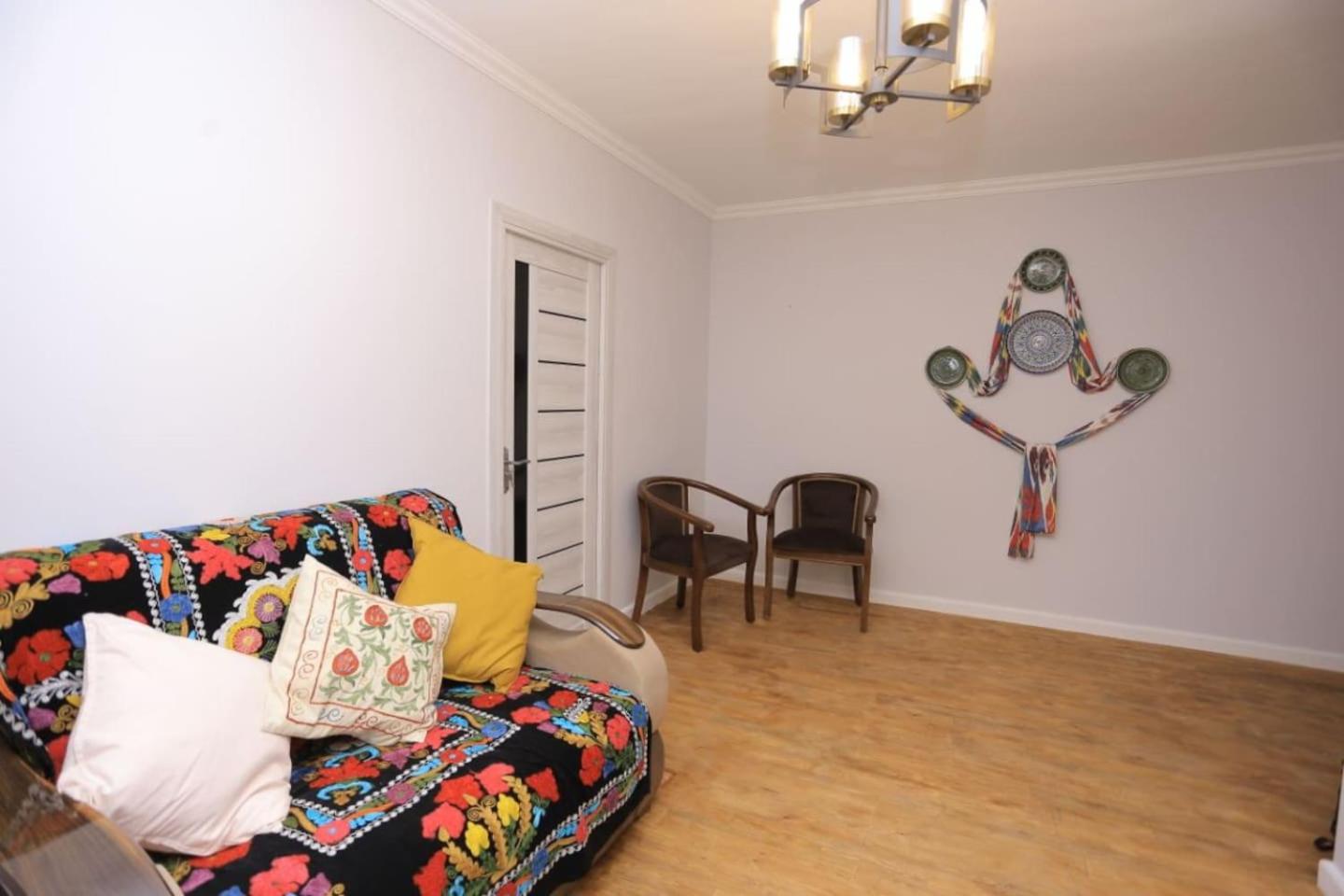 Newly Renovated Modern 2 Bed Apt Near Gur-e-Amir -Brown Door 2 view 5