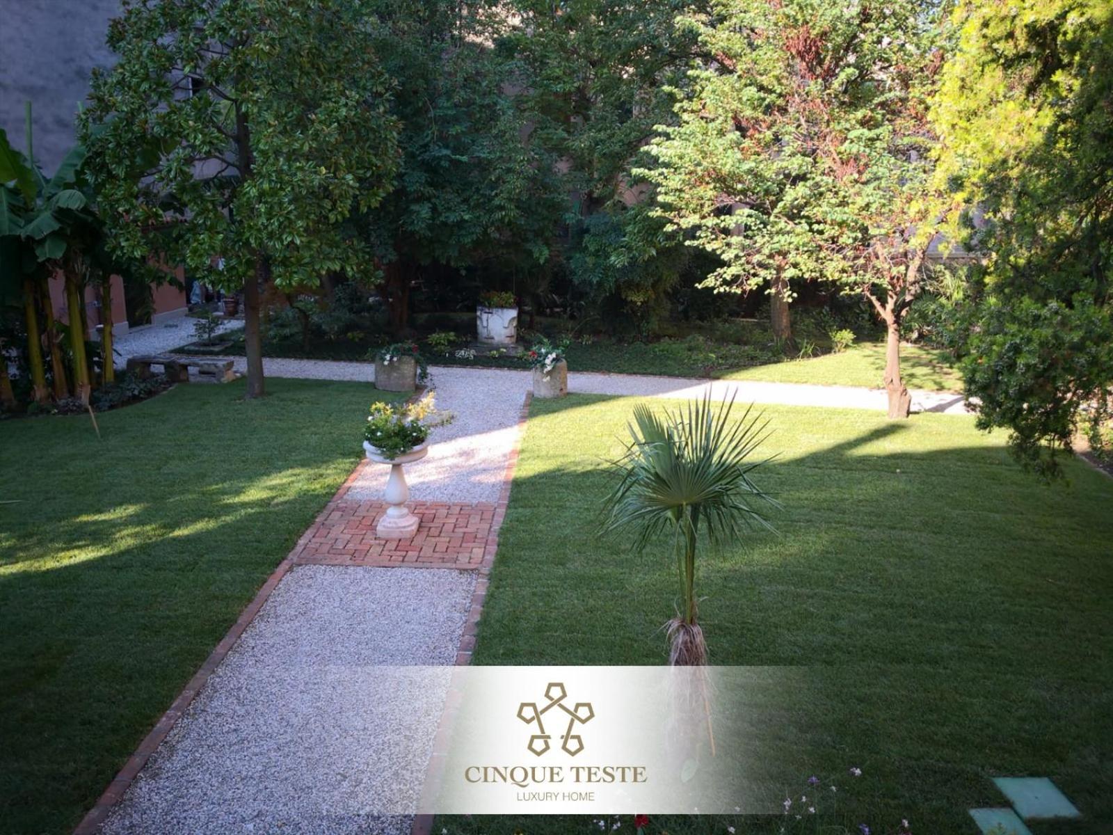 Cinqueteste Luxury Home
