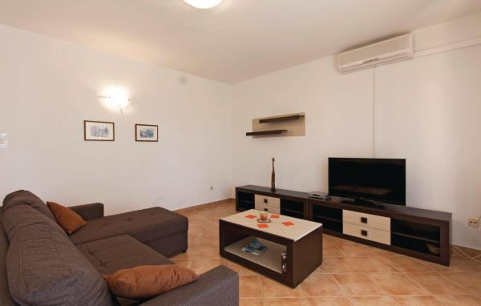Apartment Vesna 812 view 2