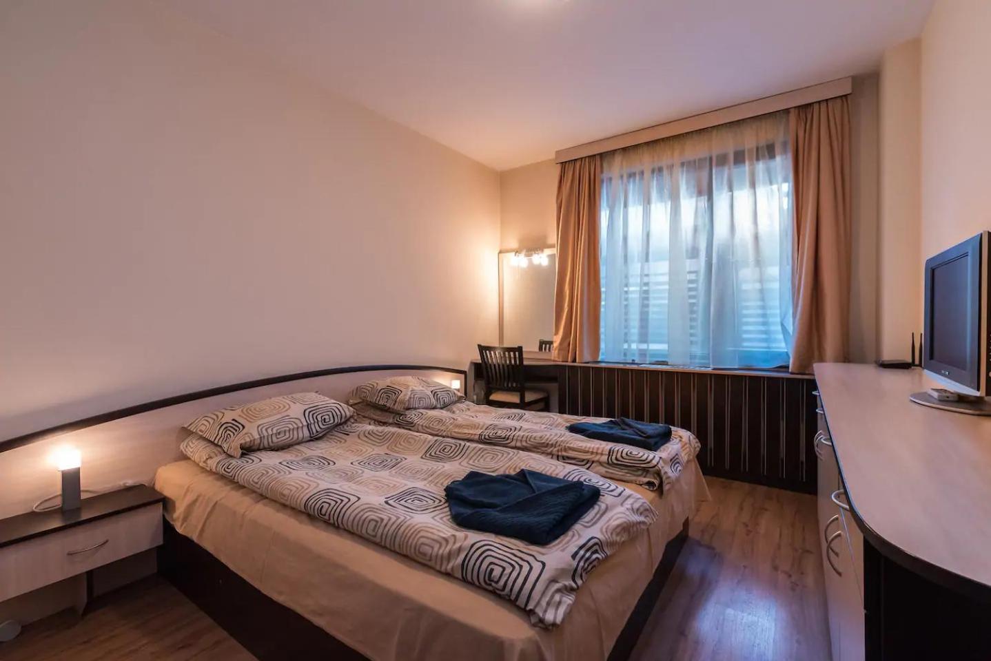 Charming, Fully-furnished, 2-bedroom apartment by Flat Mаnager view 2