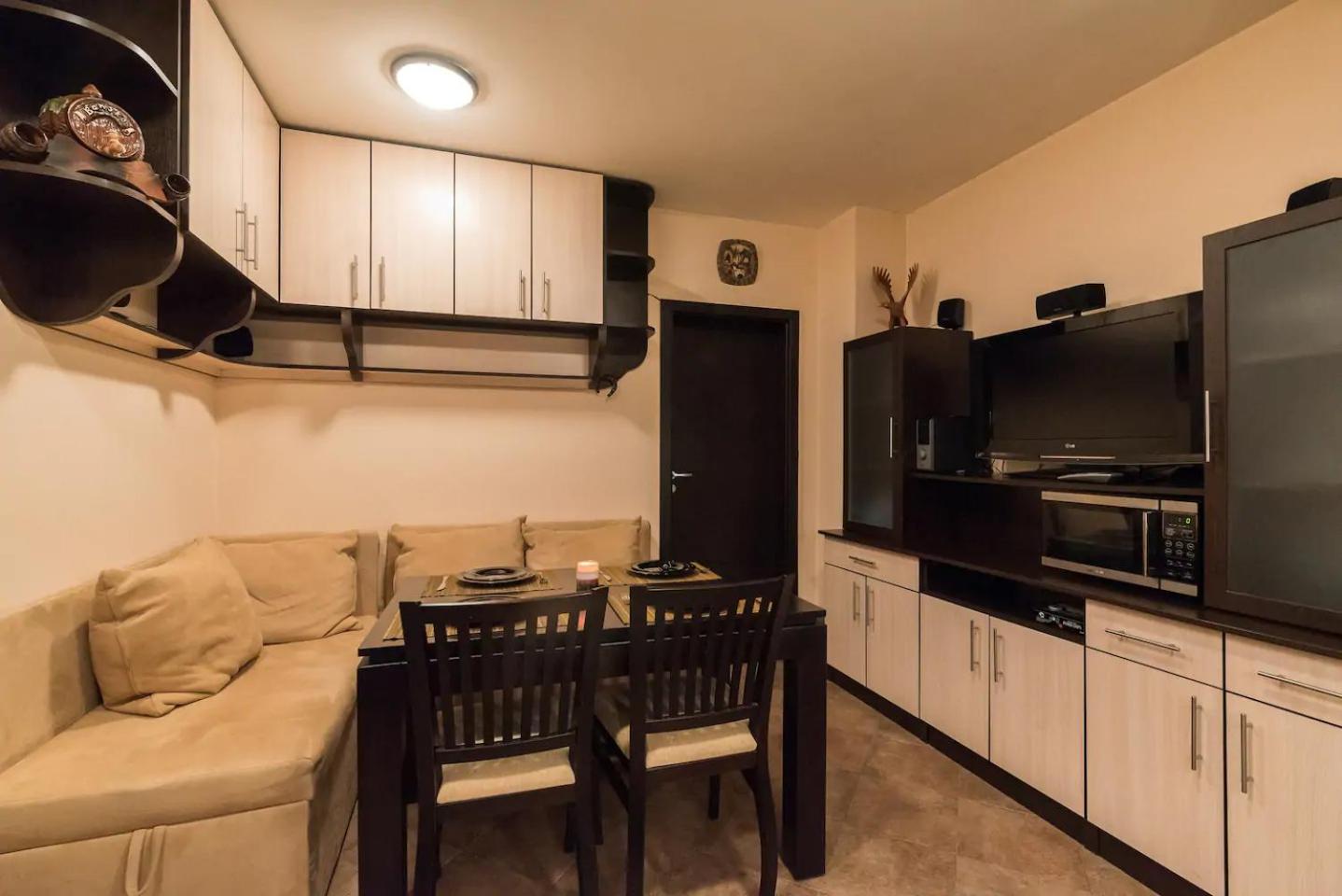 Charming, Fully-furnished, 2-bedroom apartment by Flat Mаnager view 5