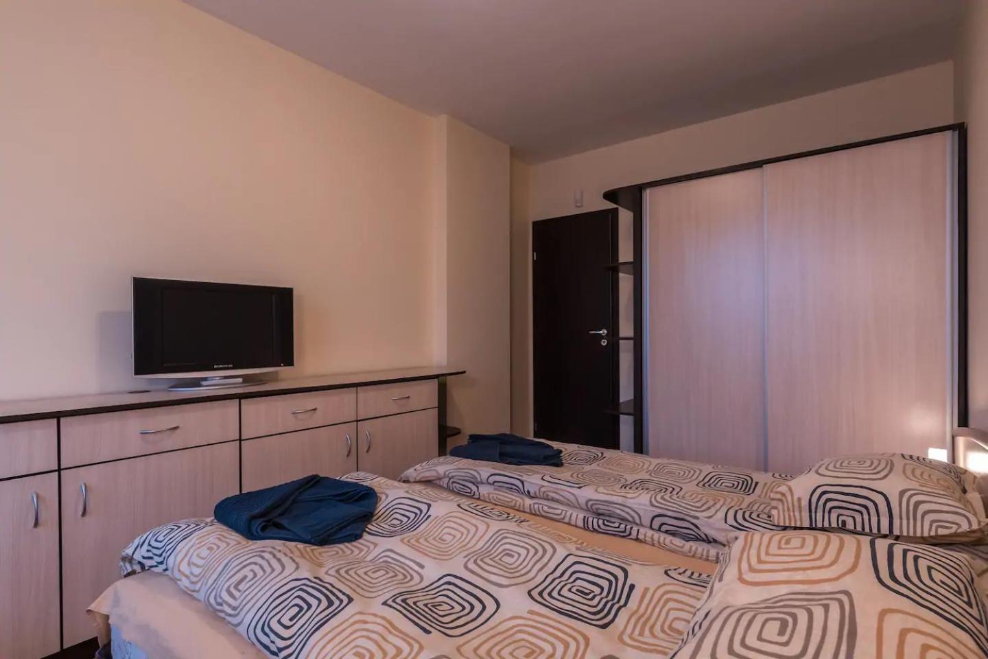 Charming, Fully-furnished, 2-bedroom apartment by Flat Mаnager view 3