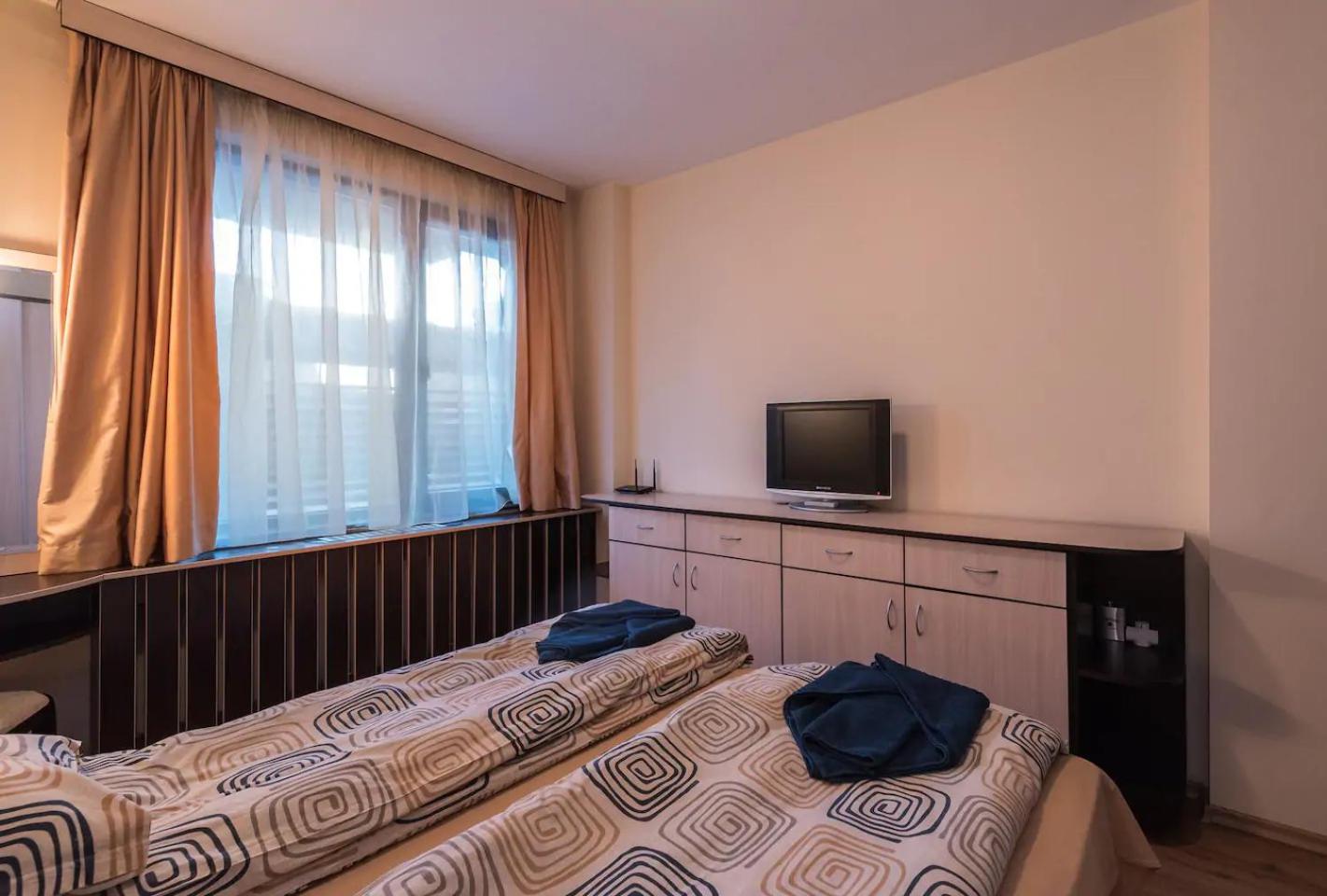 Charming, Fully-furnished, 2-bedroom apartment by Flat Mаnager view 4
