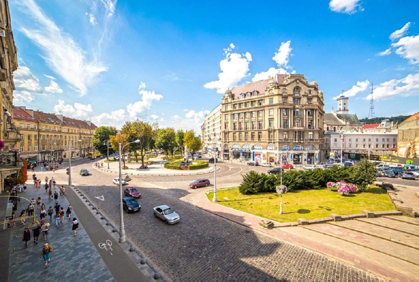 Miskevycha Square 5a Apartment- view of the center of Lviv with a balcony view 5