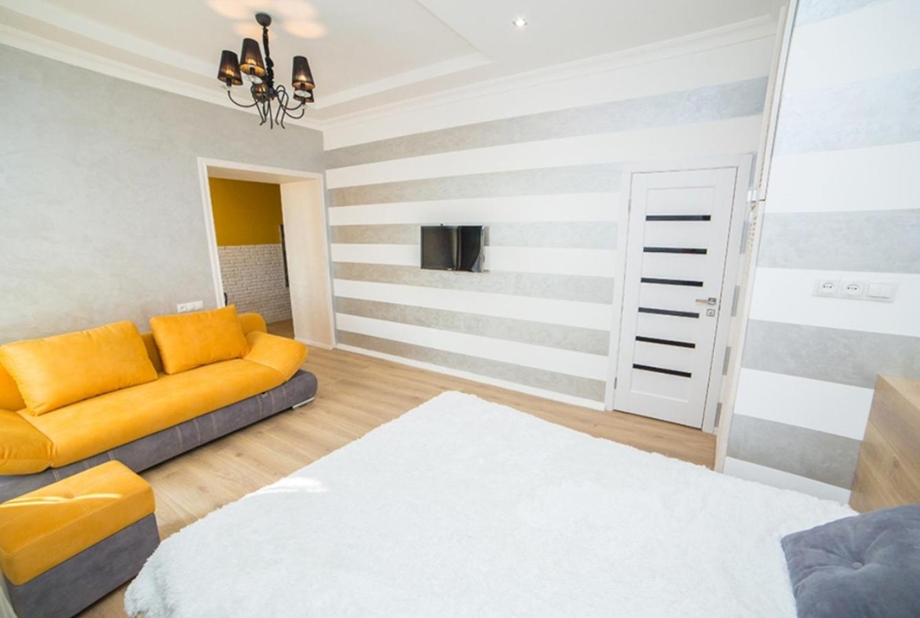 Miskevycha Square Apartment- 2 minutes to the Opera House and Market Square