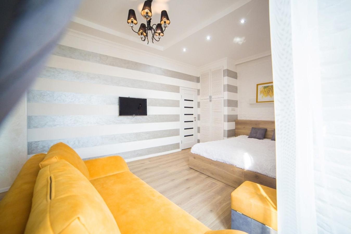 Miskevycha Square Apartment- 2 minutes to the Opera House and Market Square