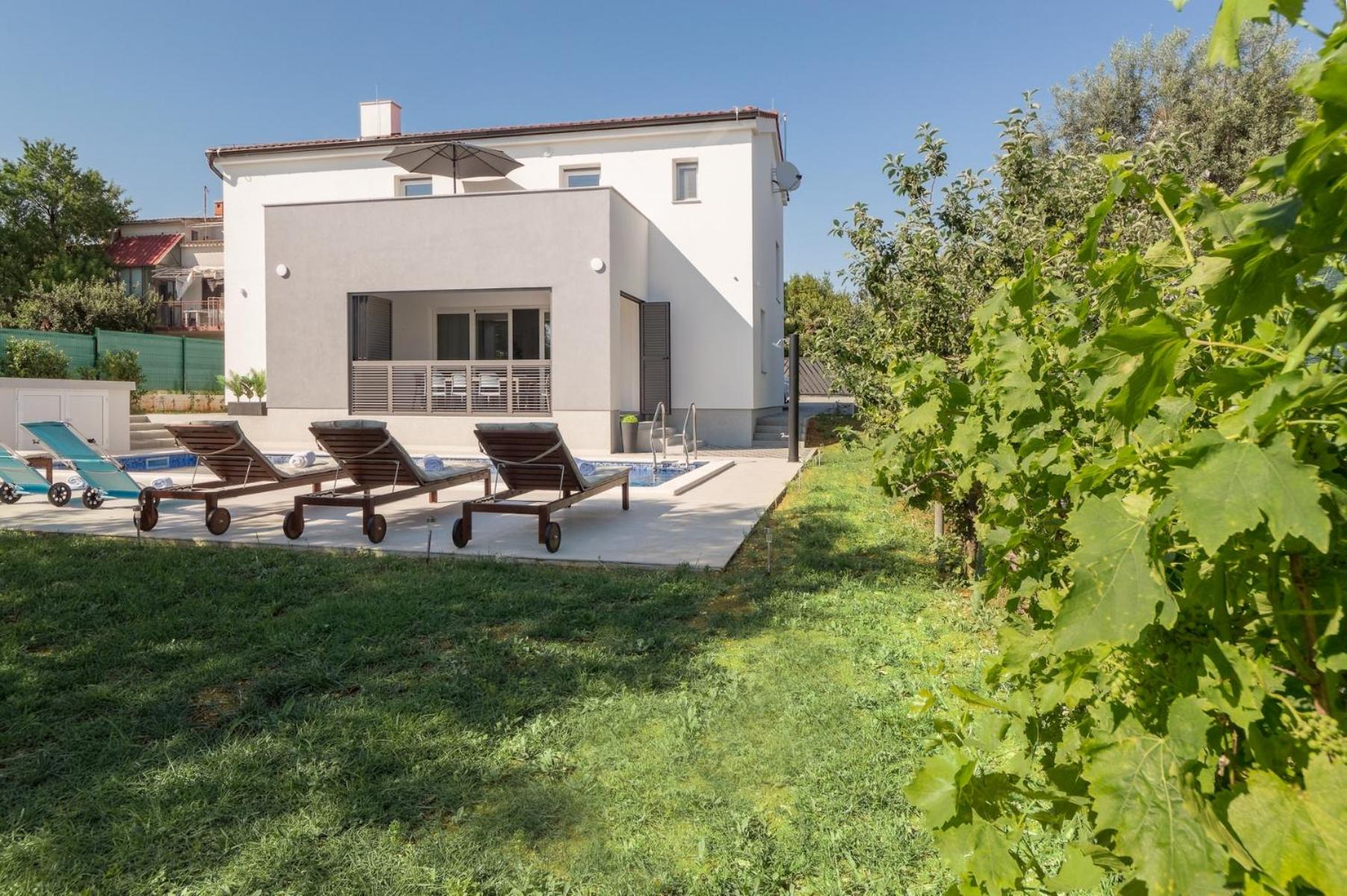 Luxury villa Medulin II with heated pool and sea view near the beach