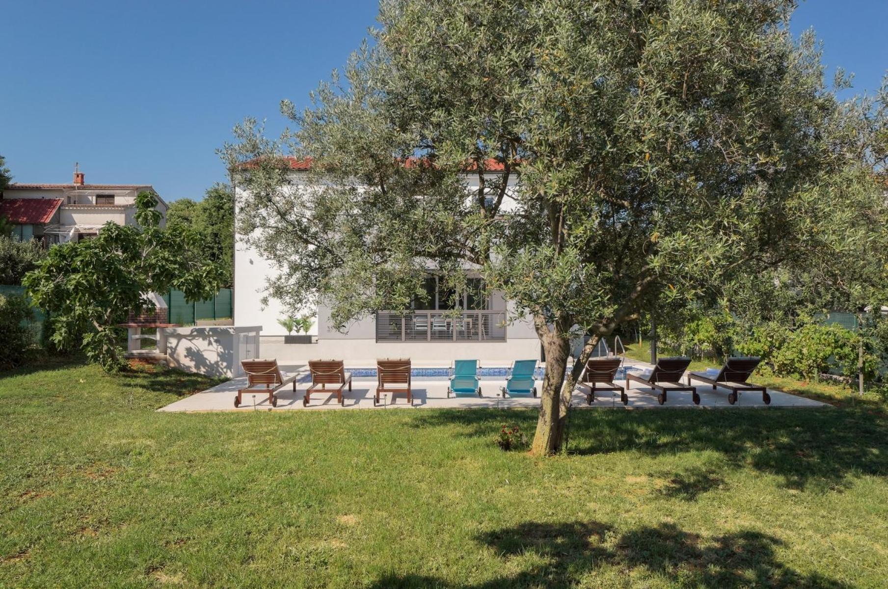 Luxury villa Medulin II with heated pool and sea view near the beach photo 4