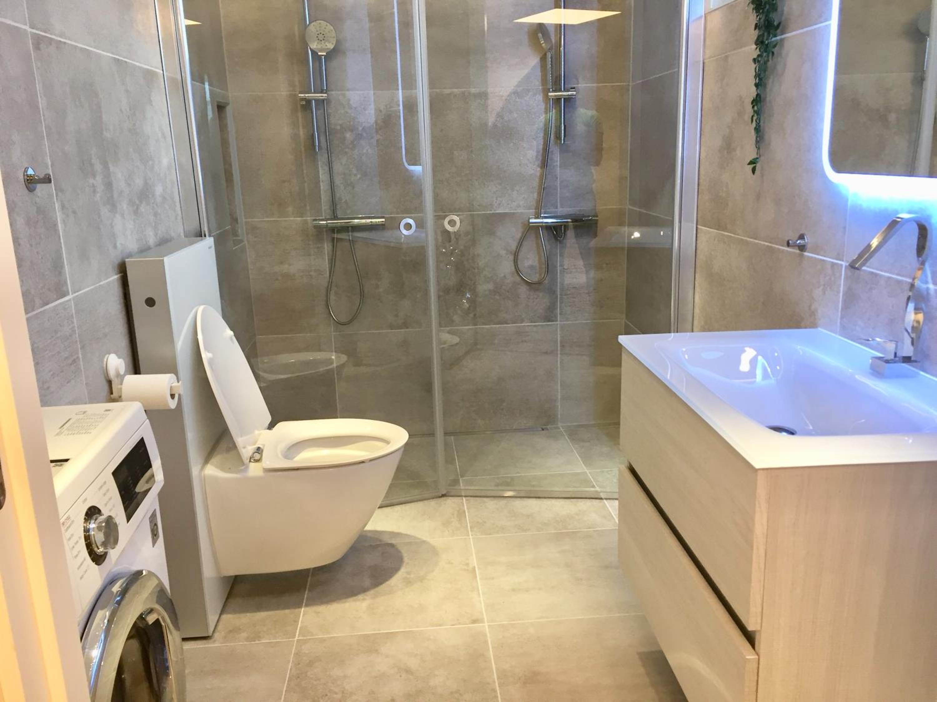 Extraordinary apartment with double shower