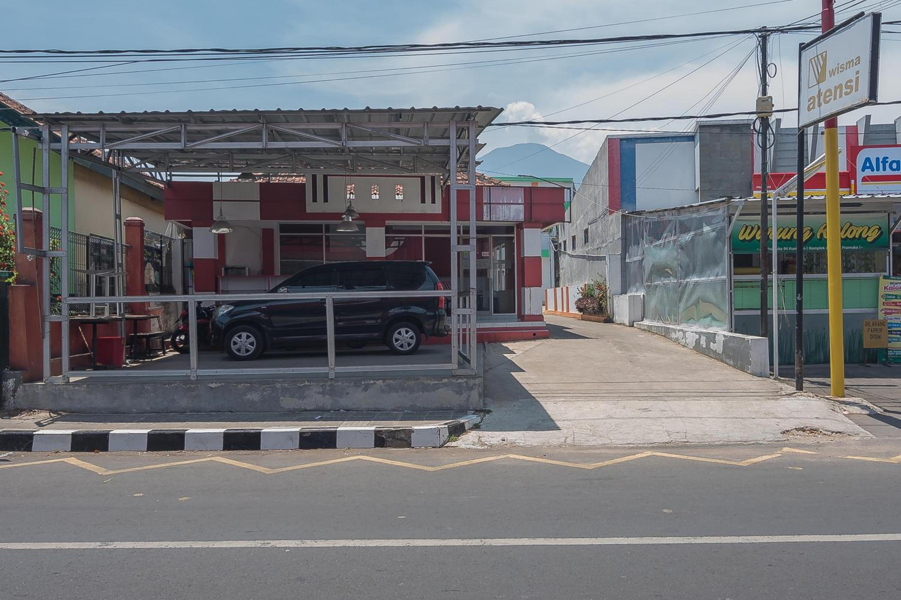 RedDoorz Plus near Alun Alun Kuningan view 4