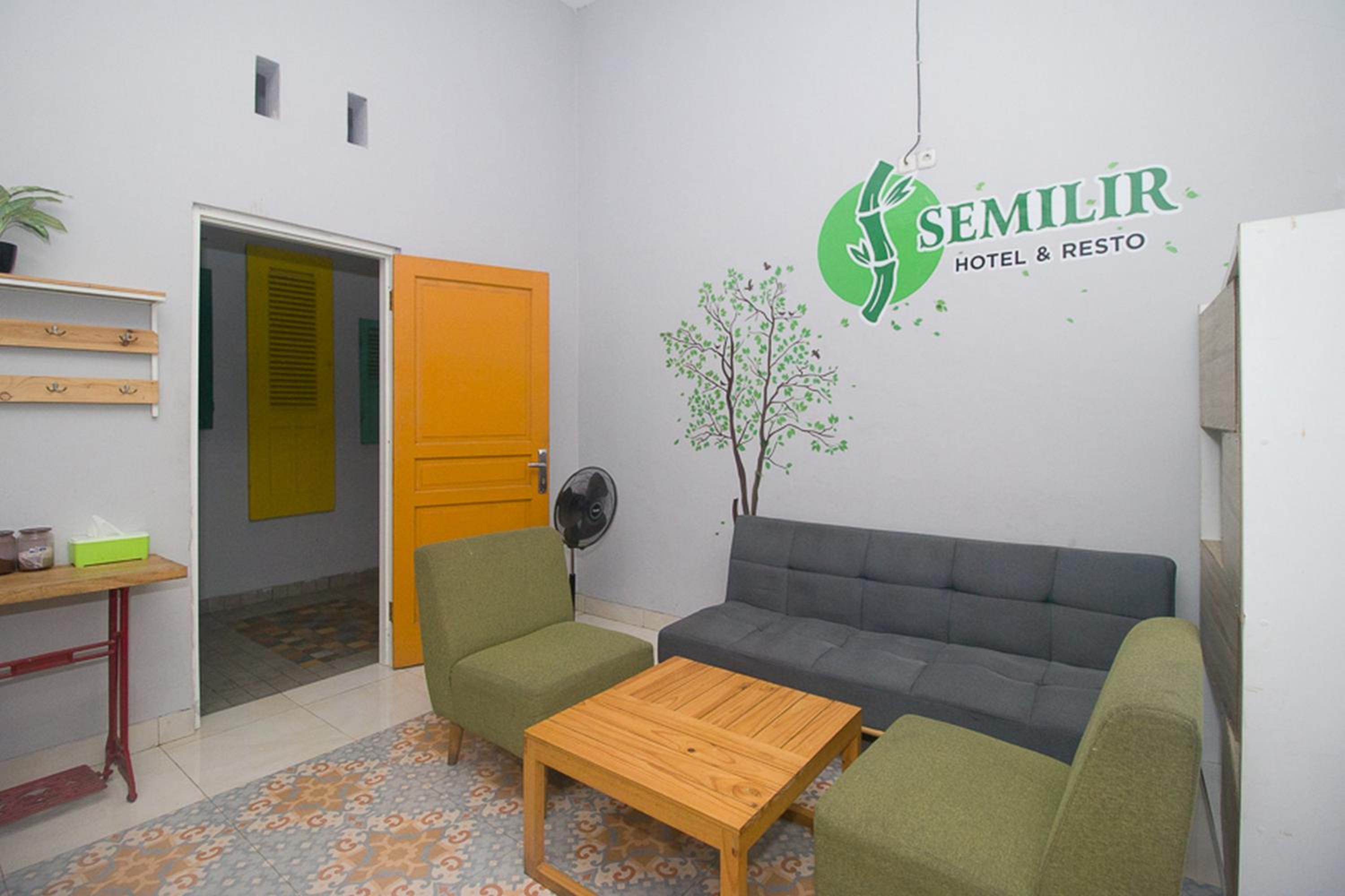 RedDoorz Plus Syariah near Alun Alun Sampang view 3