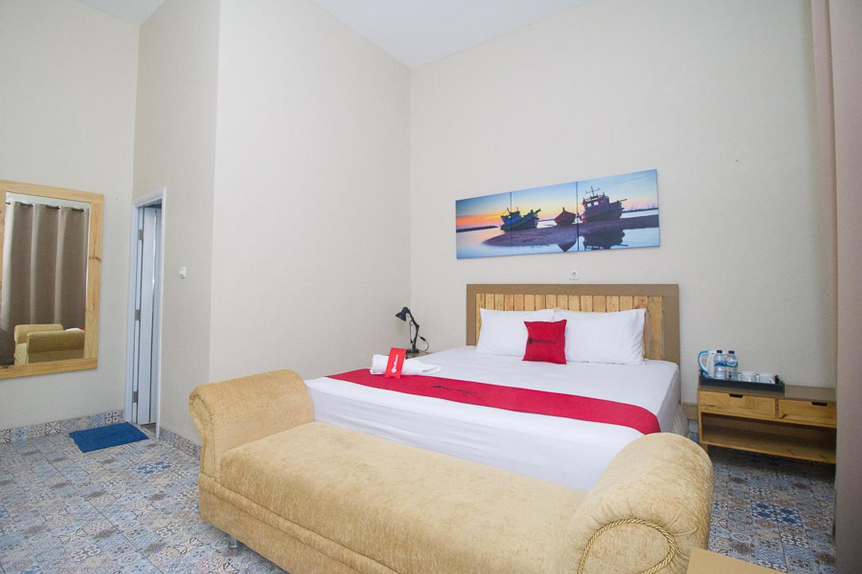 RedDoorz Plus Syariah near Alun Alun Sampang view 4