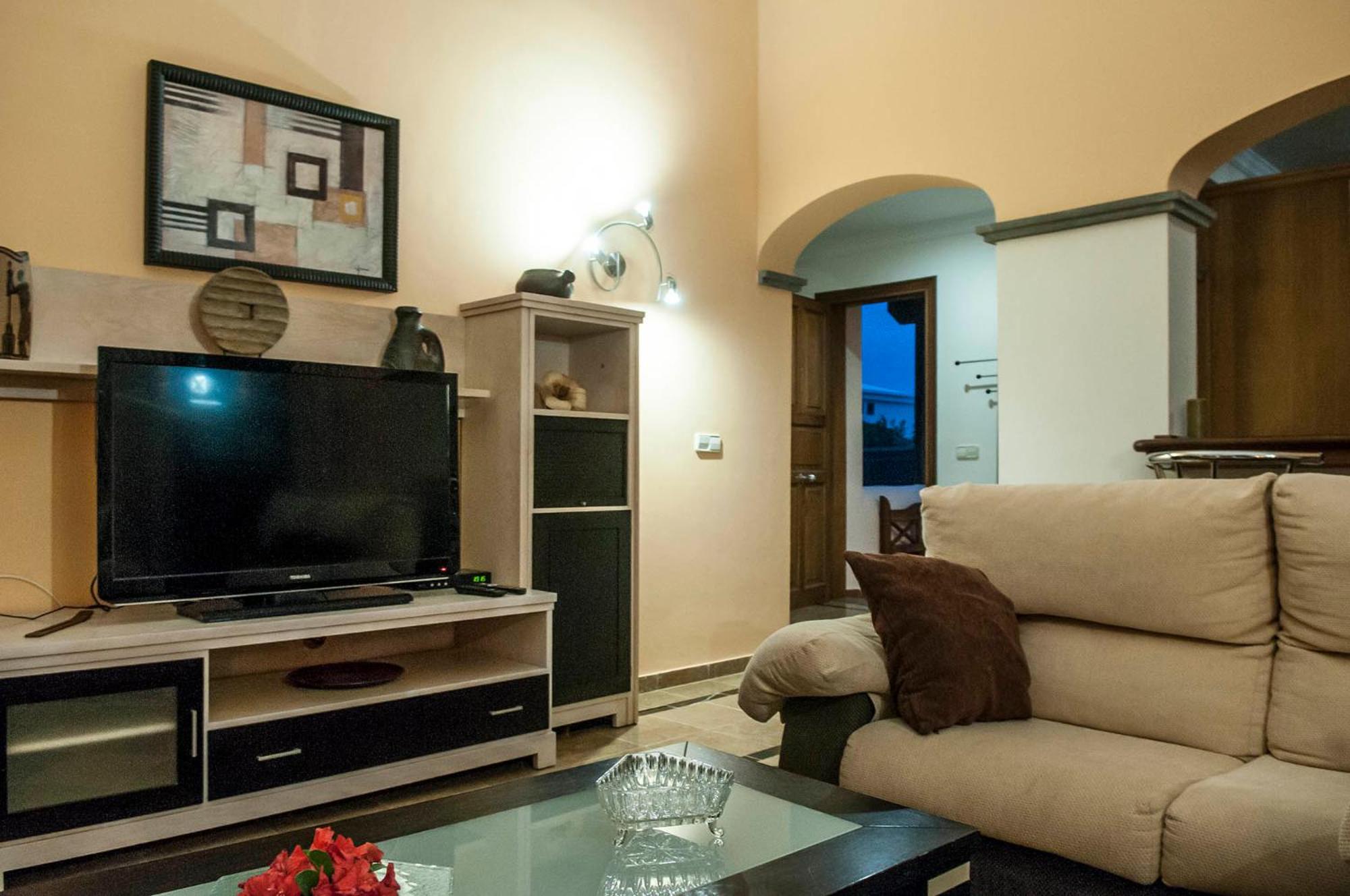 Eslanzarote Villa Rosa, Heated Pool, Jacuzzi, Super wifi, Sat tv