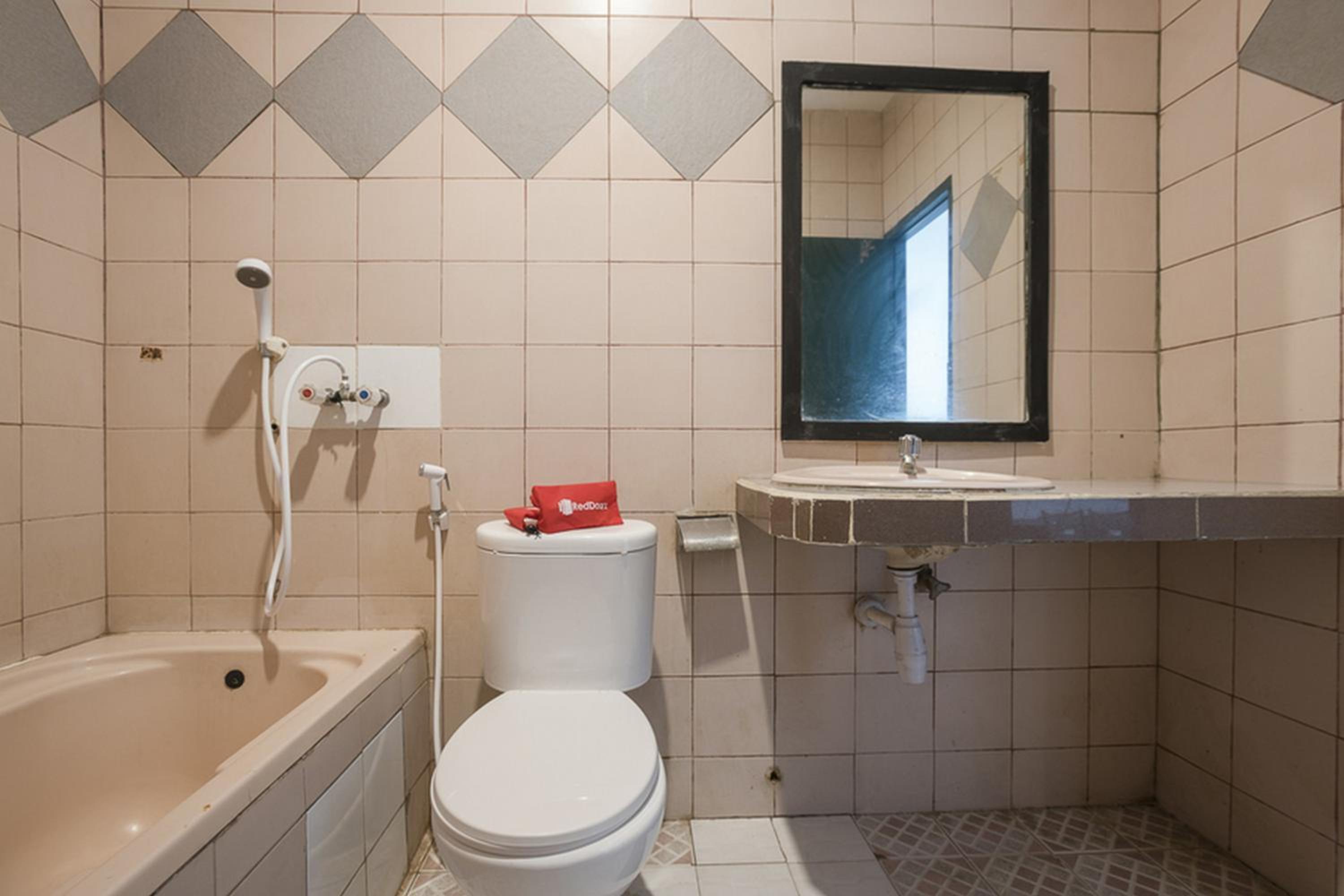 RedDoorz Plus near Jakarta Kota Station