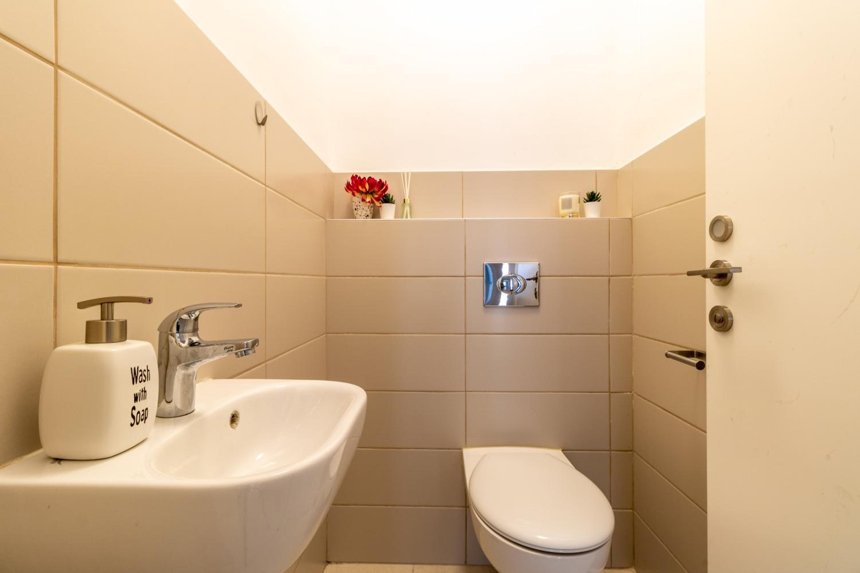 Luxury One-Bedroom Apartment/parking in city center view 2